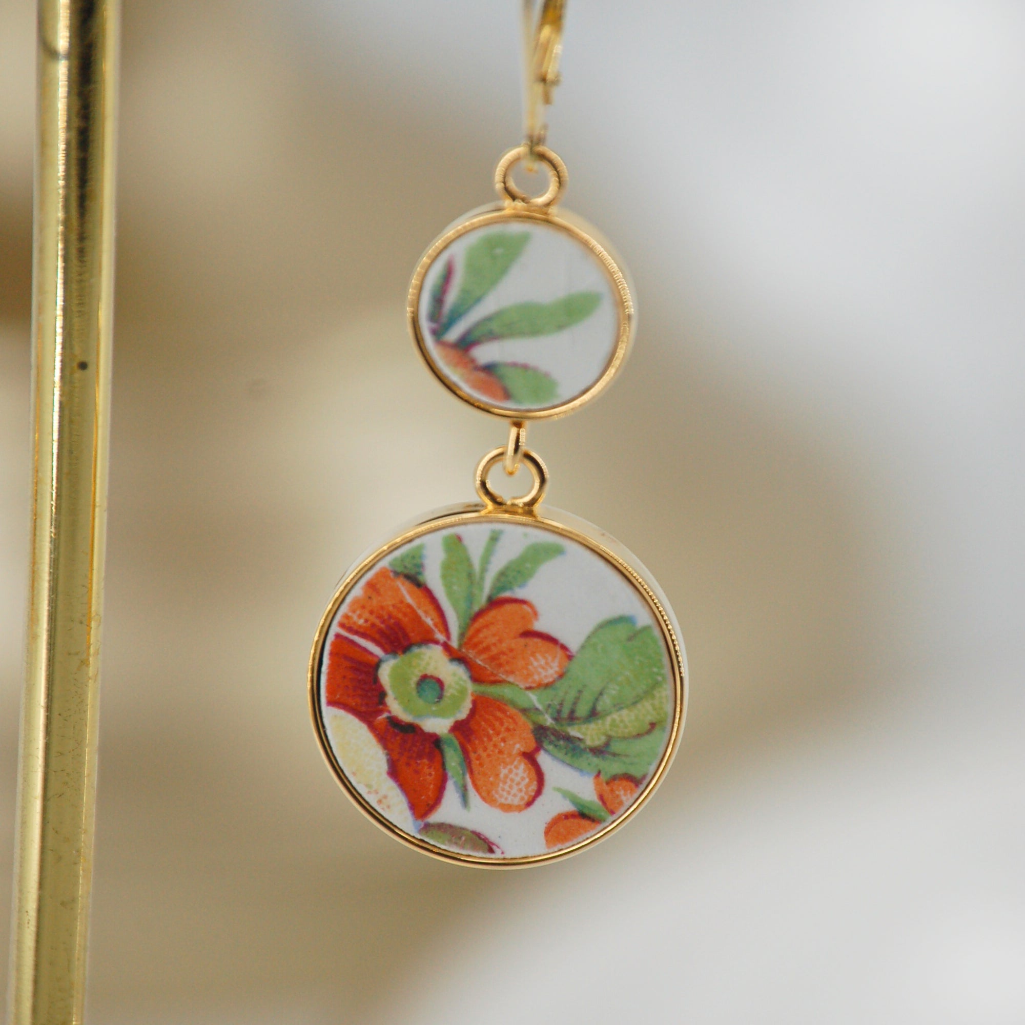 Boucles d'oreilles "Fleur orange et son feuillage", finition or