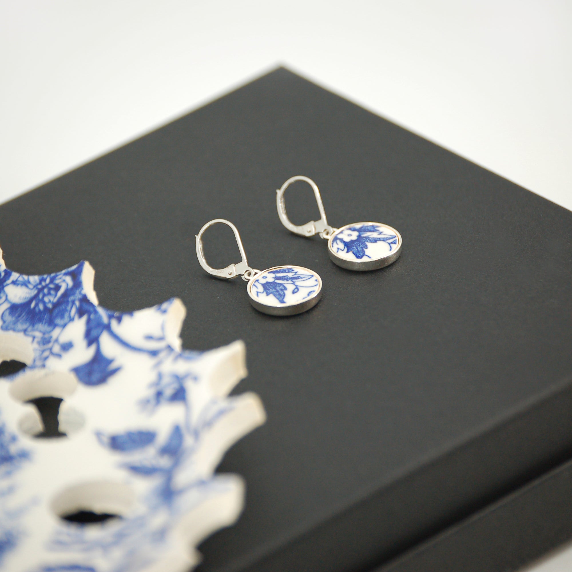 Boucles d'oreilles "Feuilles et fleurs bleues", finition argent