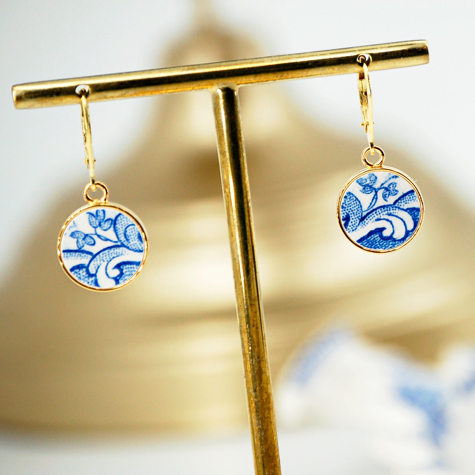 Boucles d'oreilles "Petites fleurs et volutes bleues", finition or