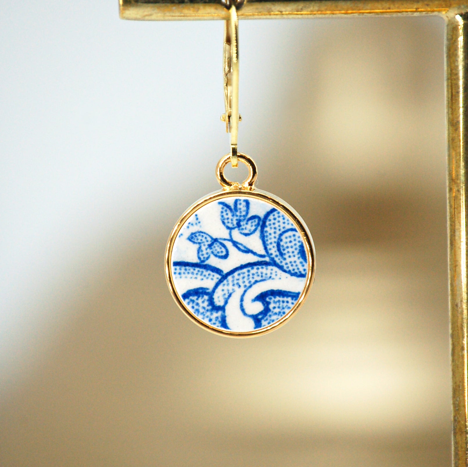 Boucles d'oreilles "Petites fleurs et volutes bleues", finition or