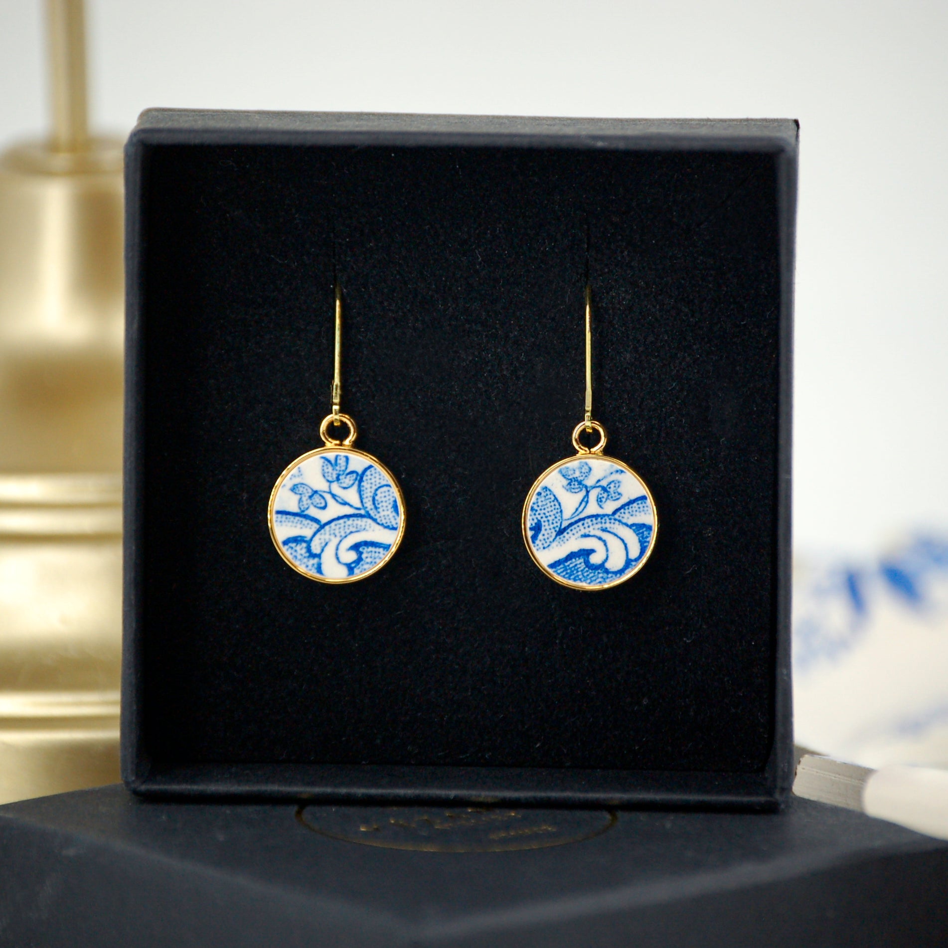 Boucles d'oreilles "Petites fleurs et volutes bleues", finition or