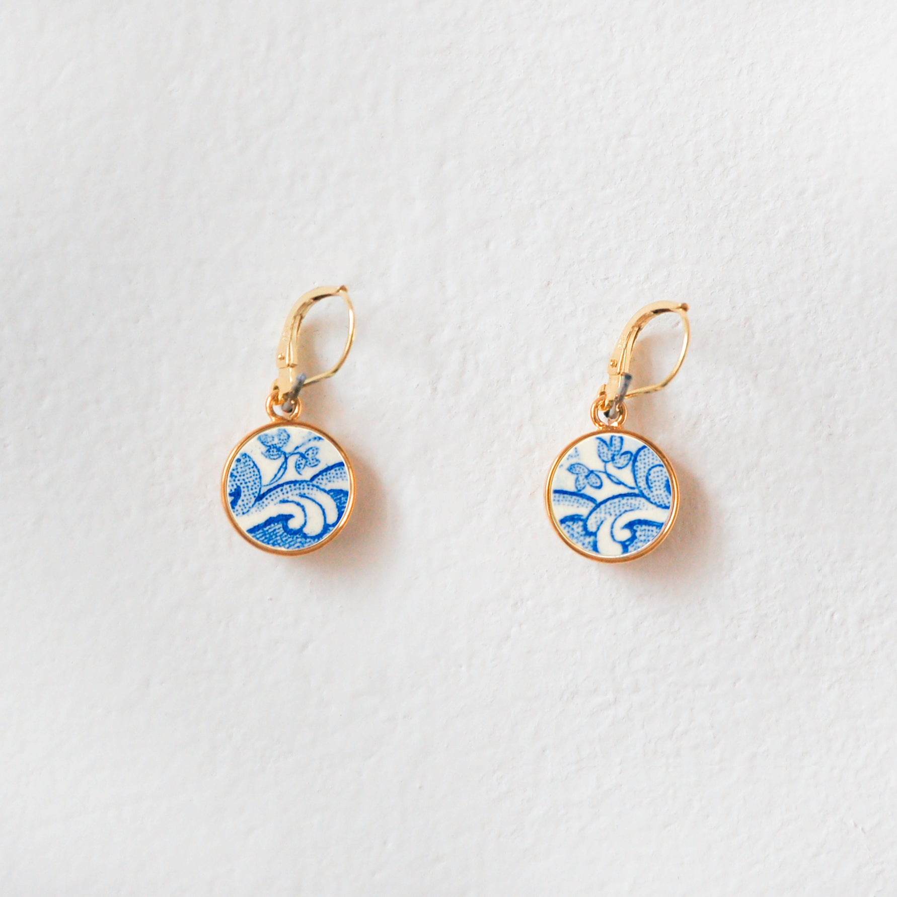 Boucles d'oreilles "Petites fleurs et volutes bleues", finition or