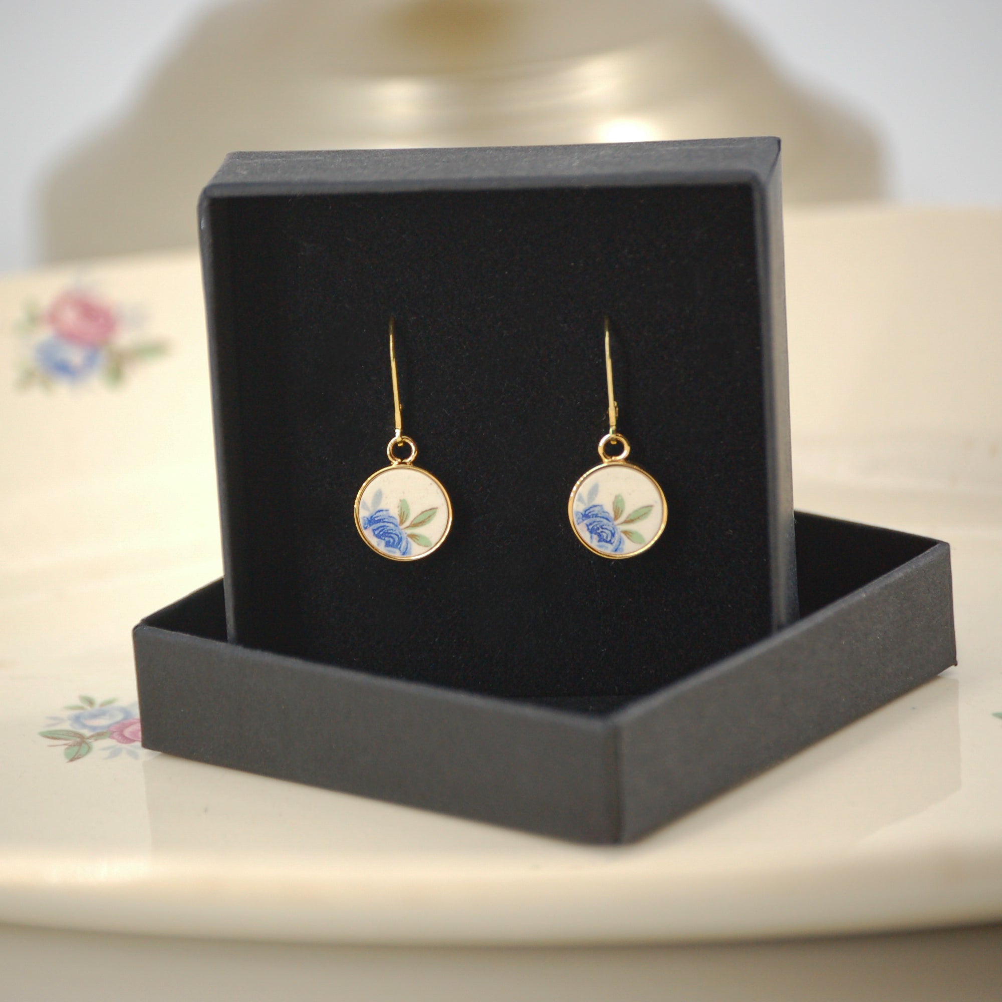 Boucles d'oreilles "Boutons de fleurs bleus", finition or