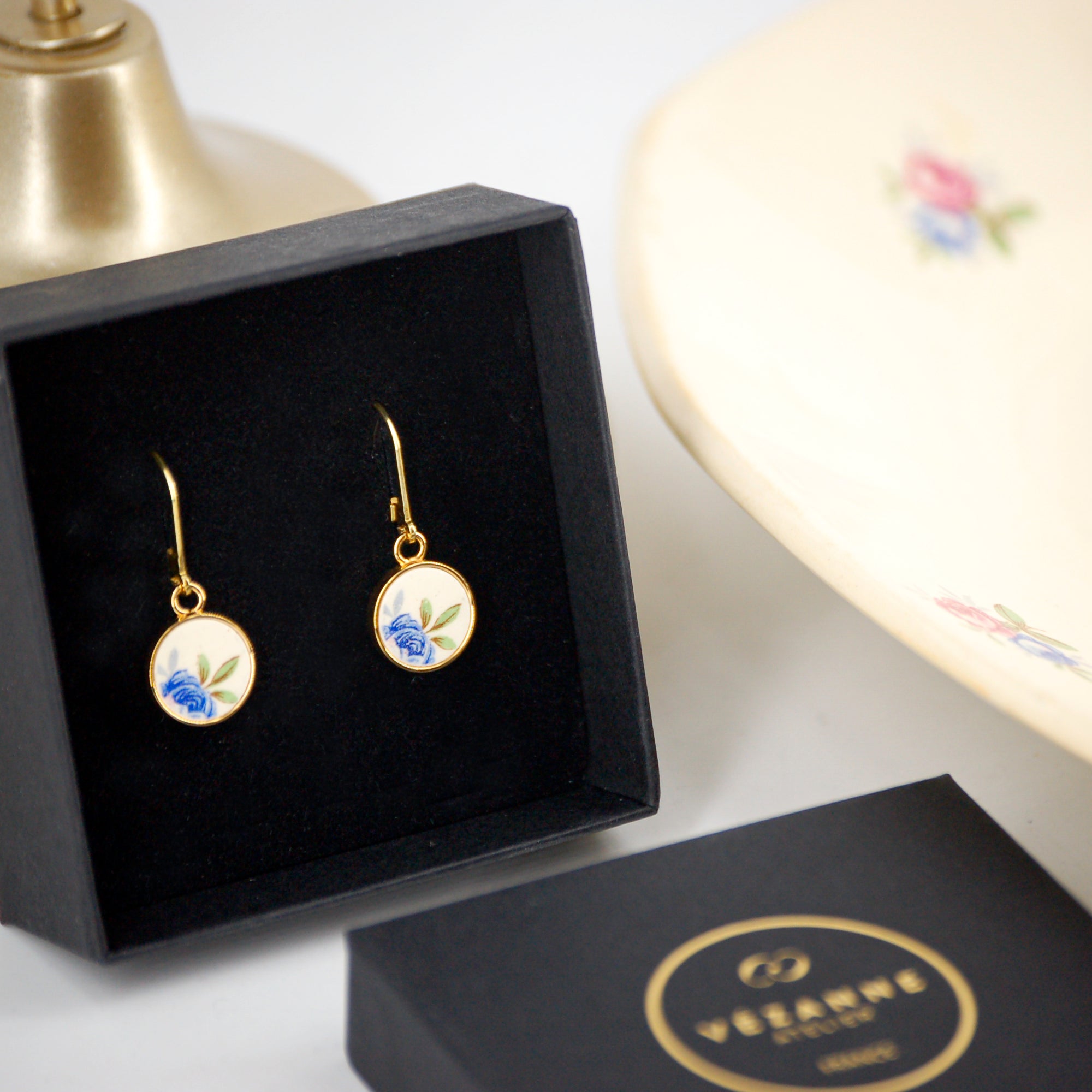 Boucles d'oreilles "Boutons de fleurs bleus", finition or