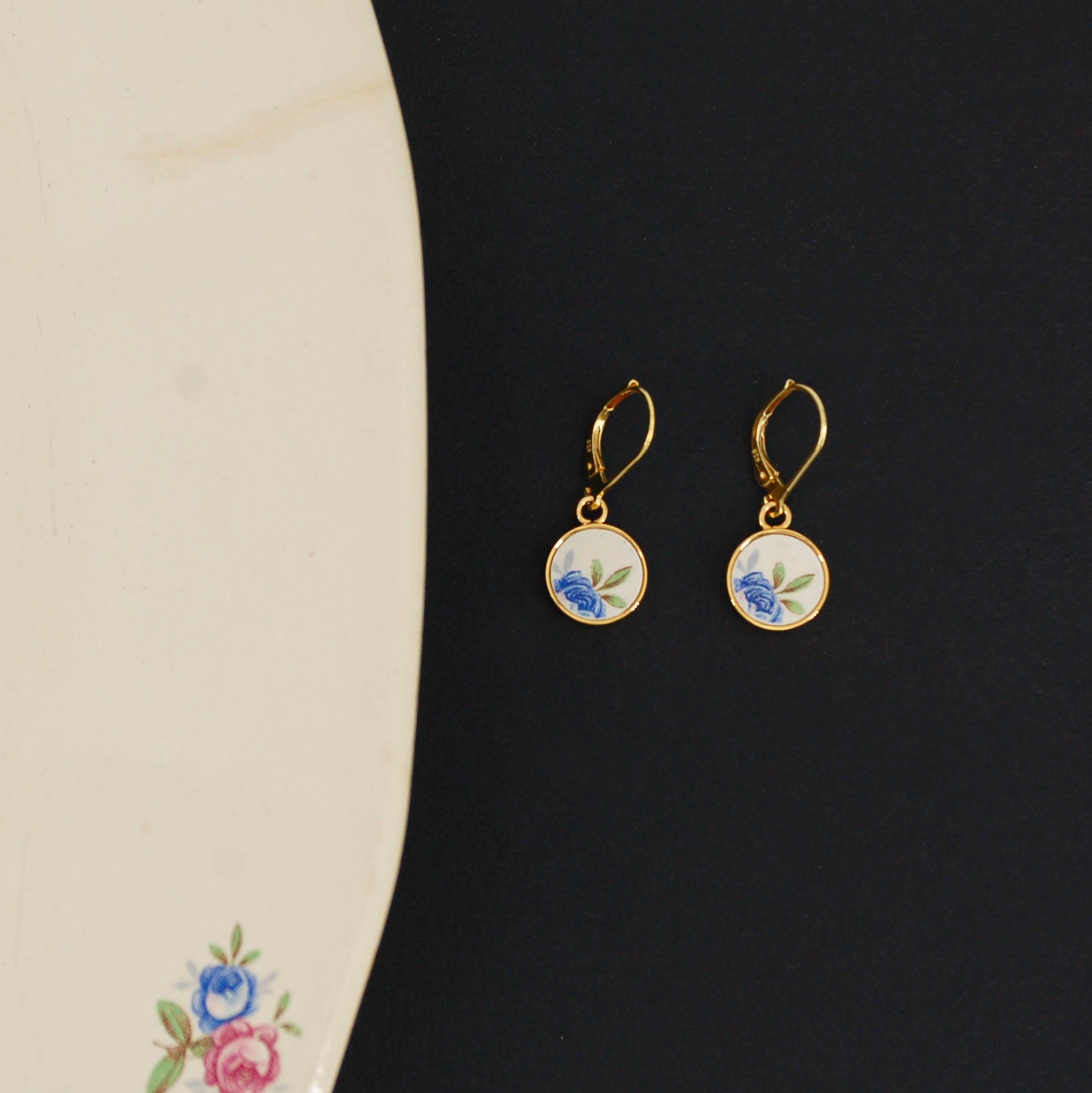 Boucles d'oreilles "Boutons de fleurs bleus", finition or
