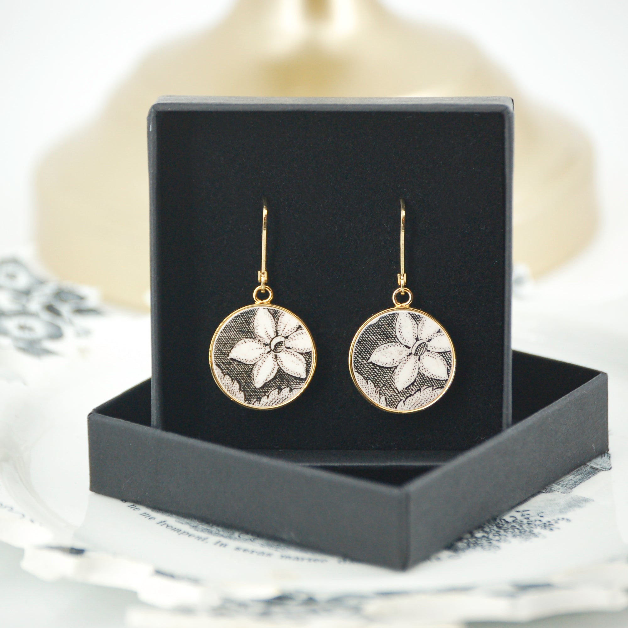 Boucles d'oreilles "Motif floral en noir et blanc", finition or