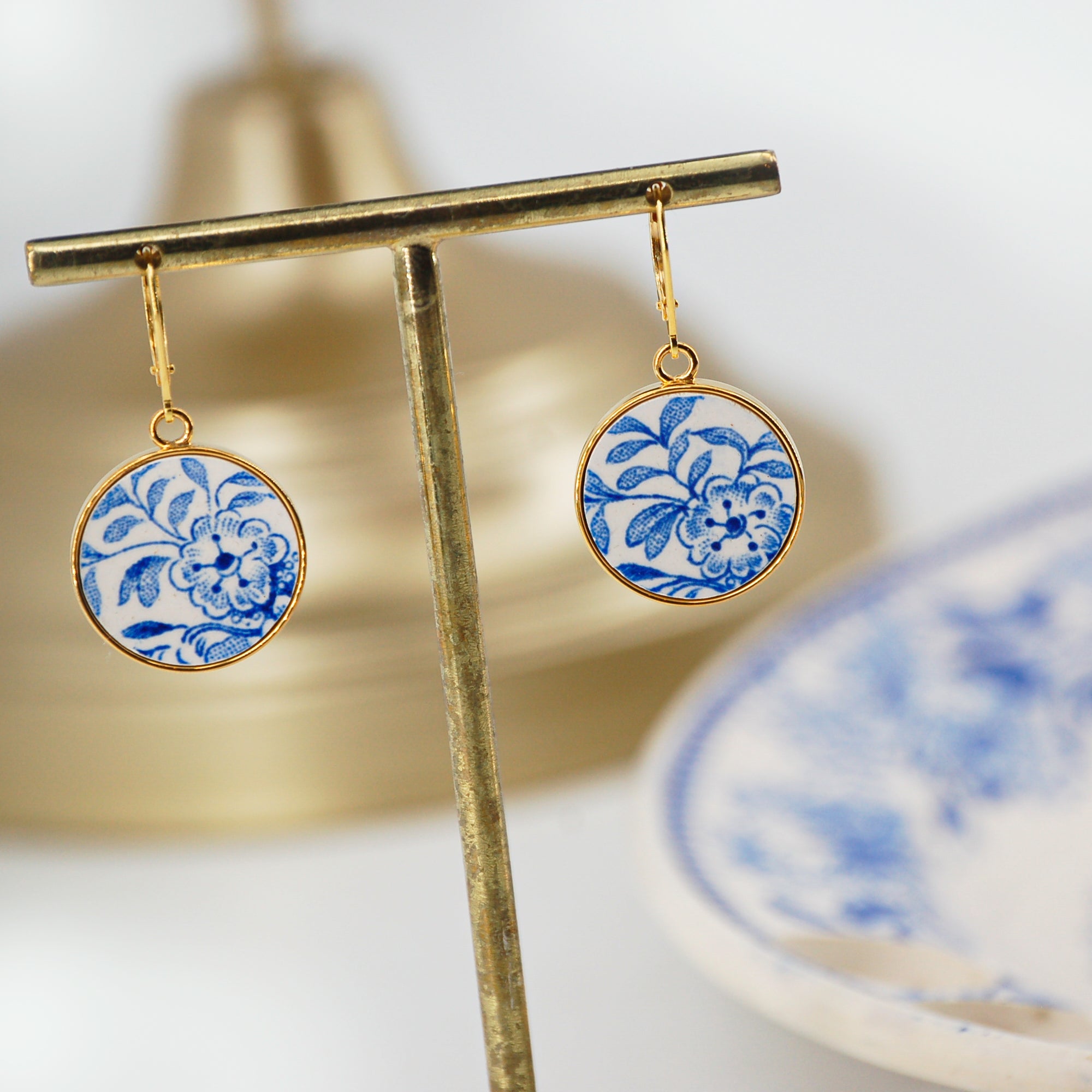 Boucles d'oreilles "Fleurs et feuilles bleues", finition or