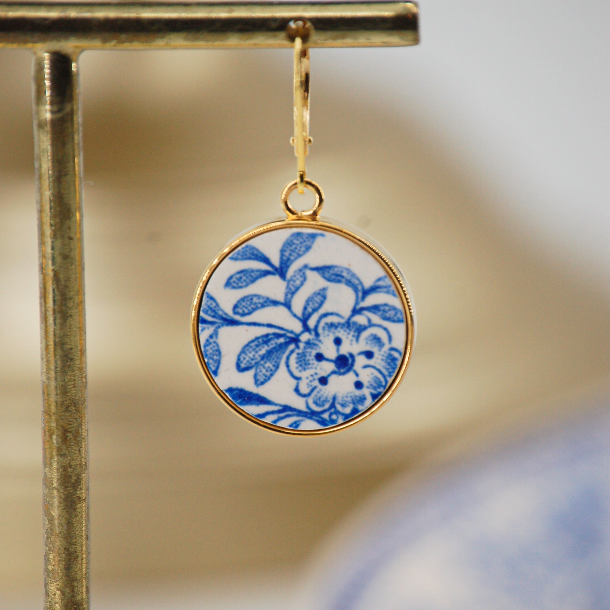 Boucles d'oreilles "Fleurs et feuilles bleues", finition or