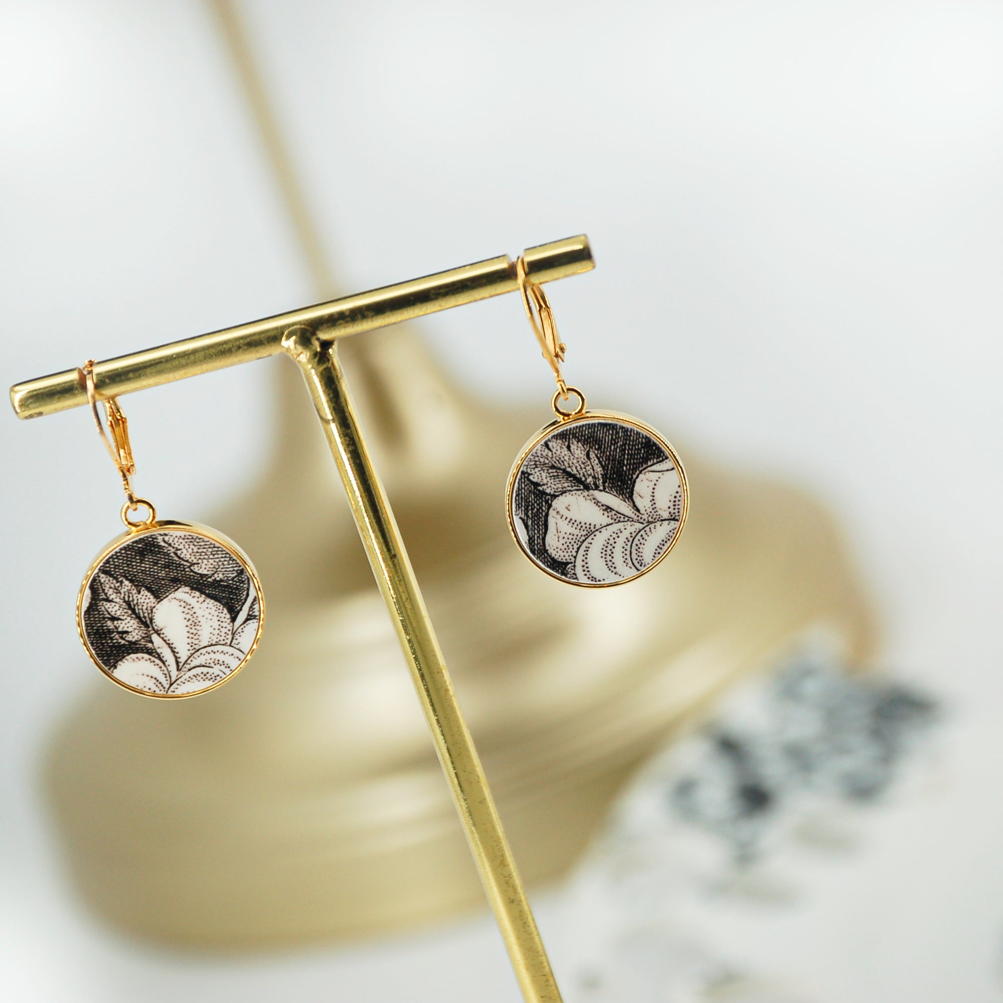 Boucles d'oreilles "Pétales de fleurs en noir et blanc", finition or