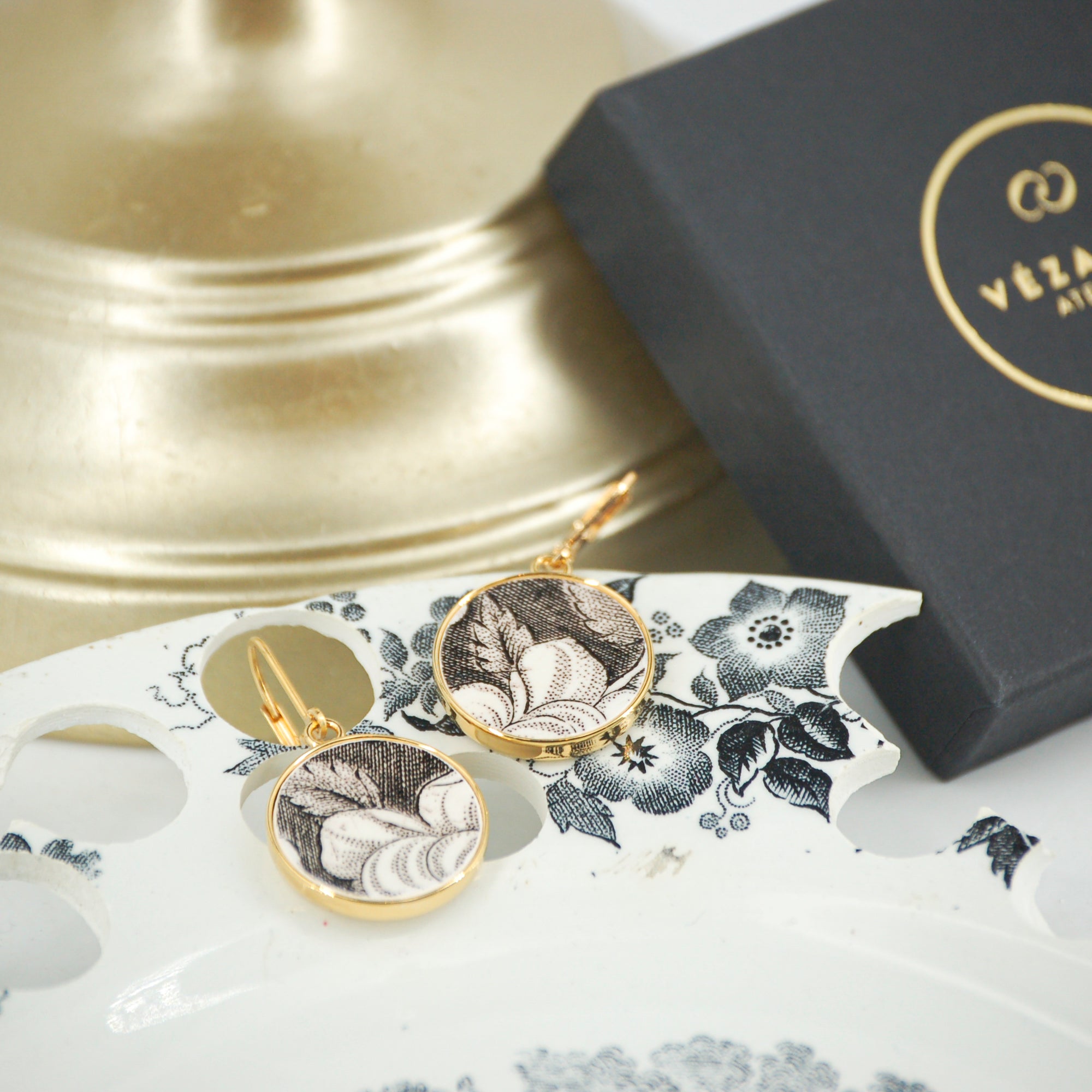 Boucles d'oreilles "Pétales de fleurs en noir et blanc", finition or