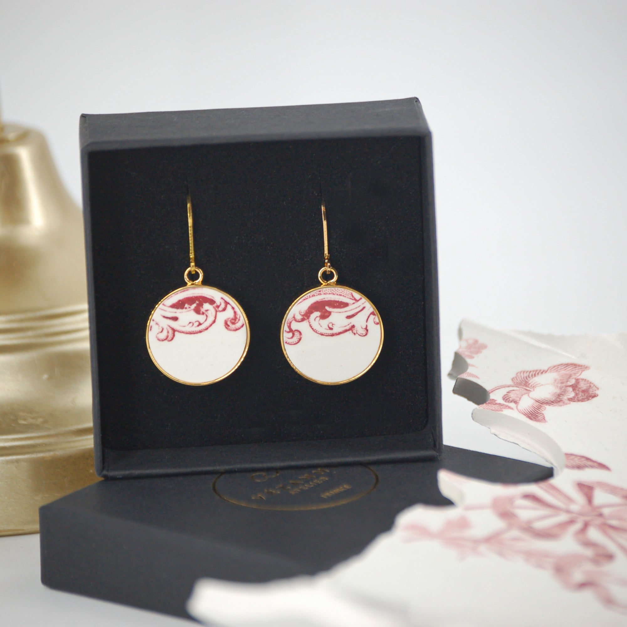 Boucles d'oreilles "Les volutes en vieux rose", finition or