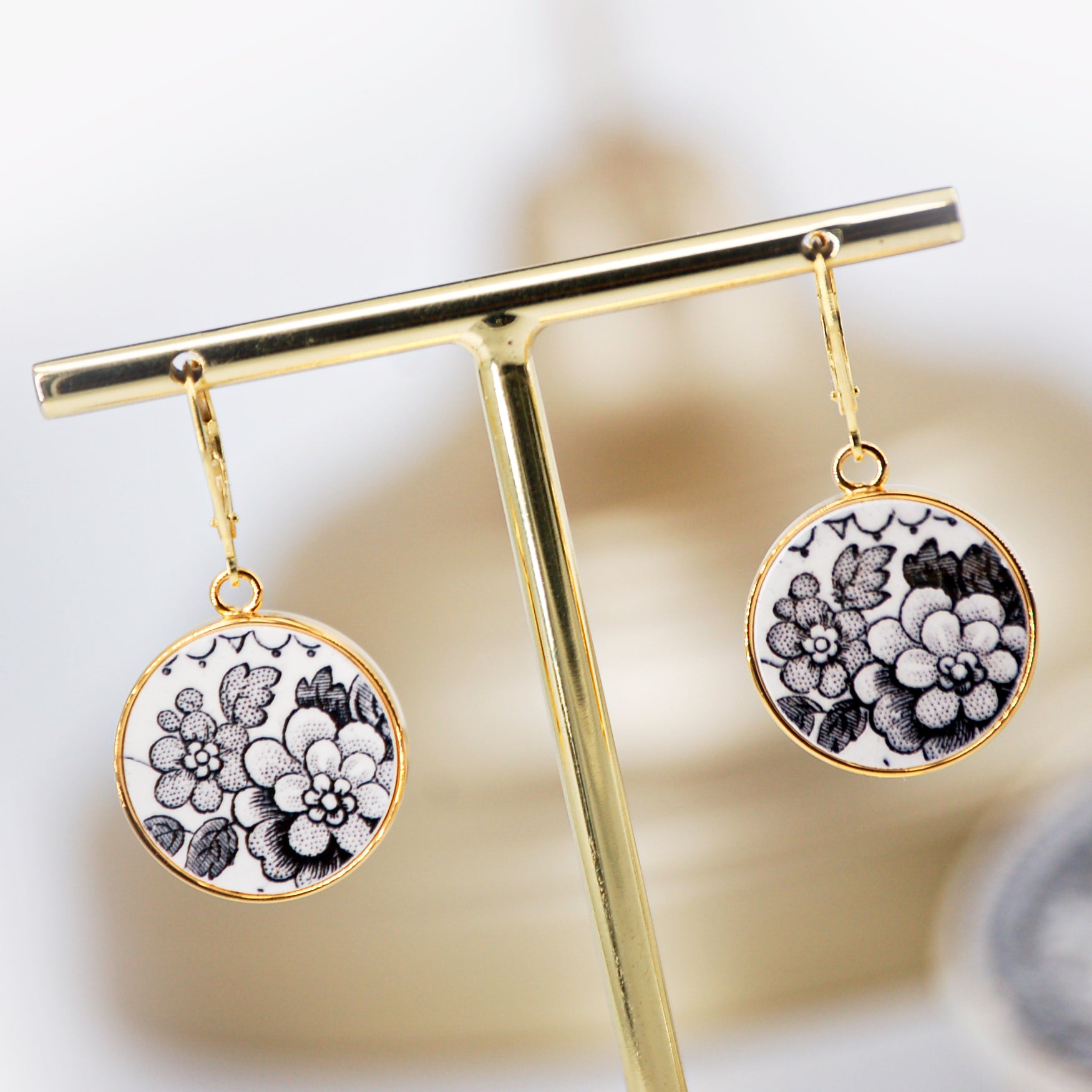 Boucles d'oreilles "Fleurs en noir et blanc"