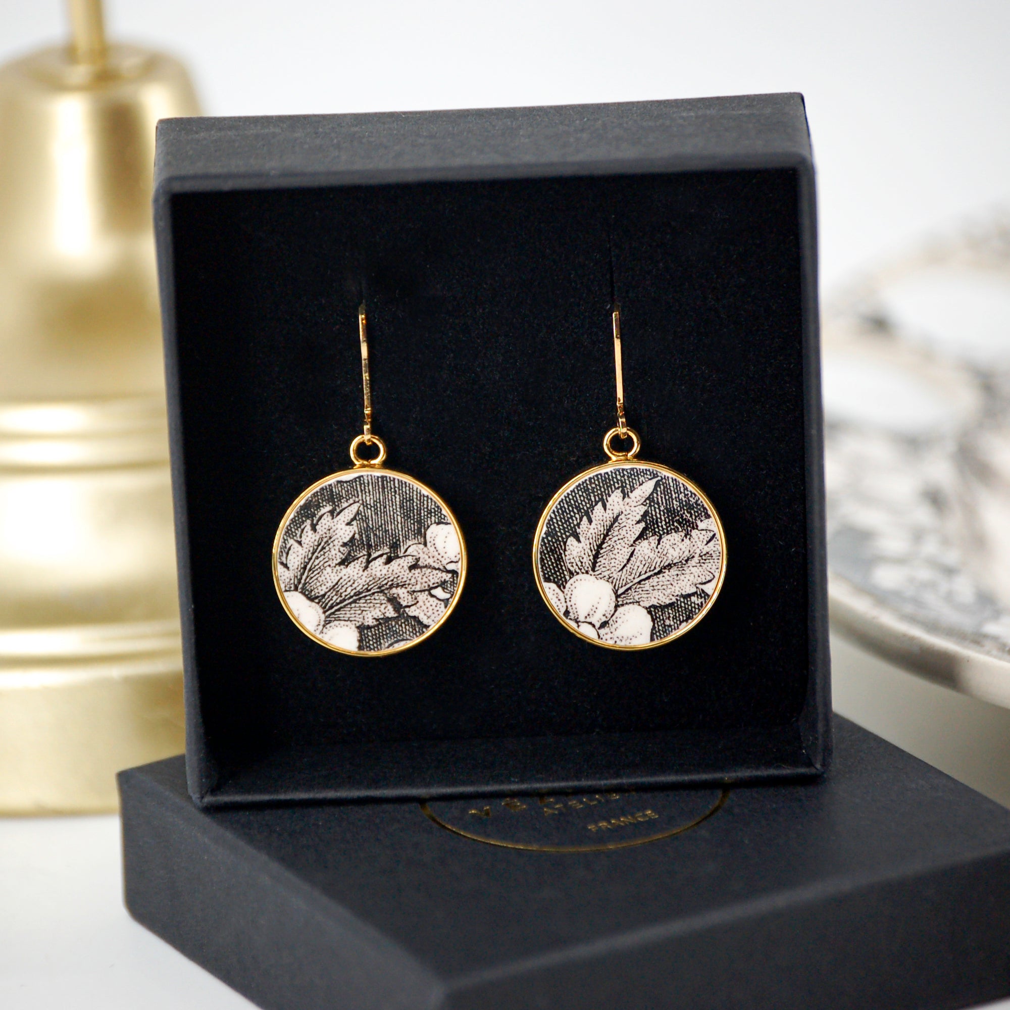 Boucles d'oreilles "Pétales de fleurs en noir et blanc", finition or