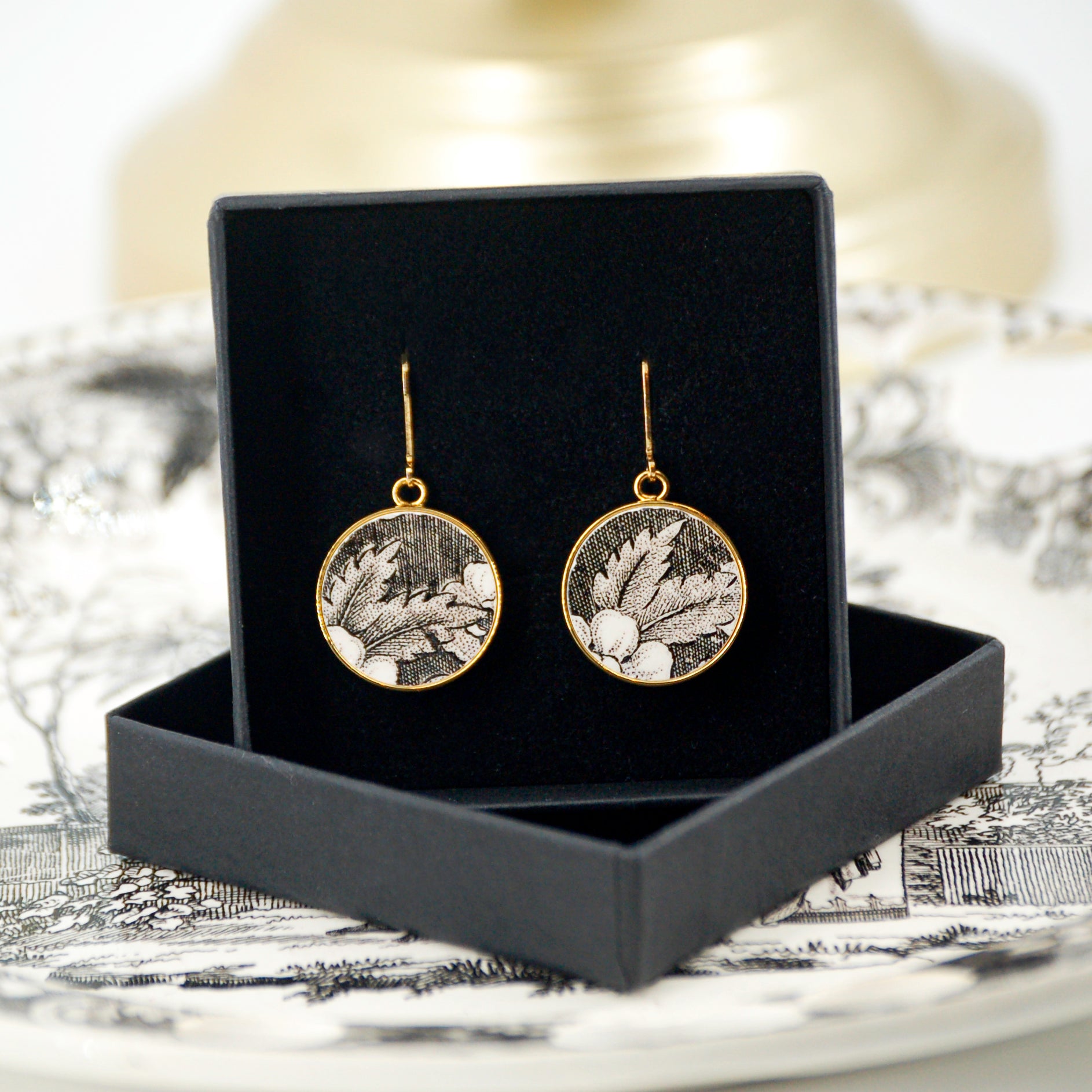 Boucles d'oreilles "Pétales de fleurs en noir et blanc", finition or