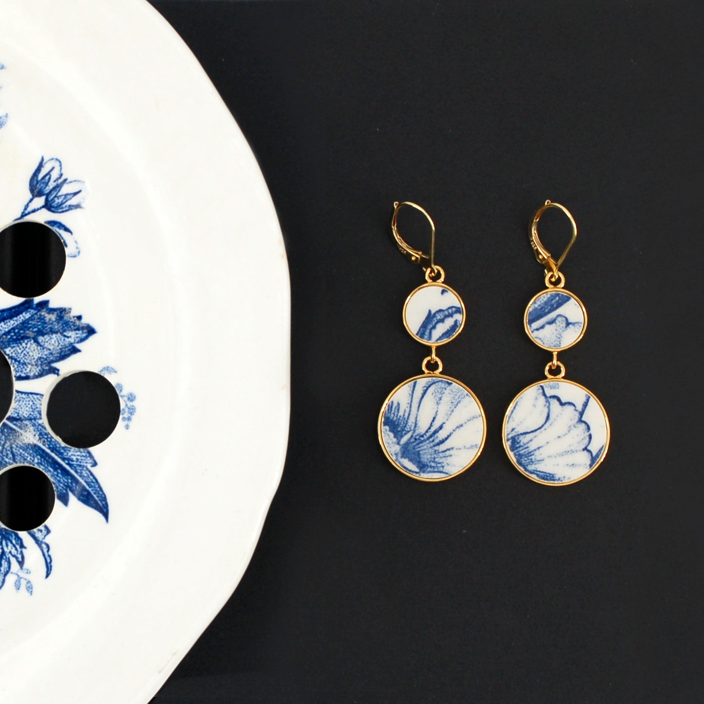 Boucles d'oreilles "Fleurs d'hibiscus bleues", finition or
