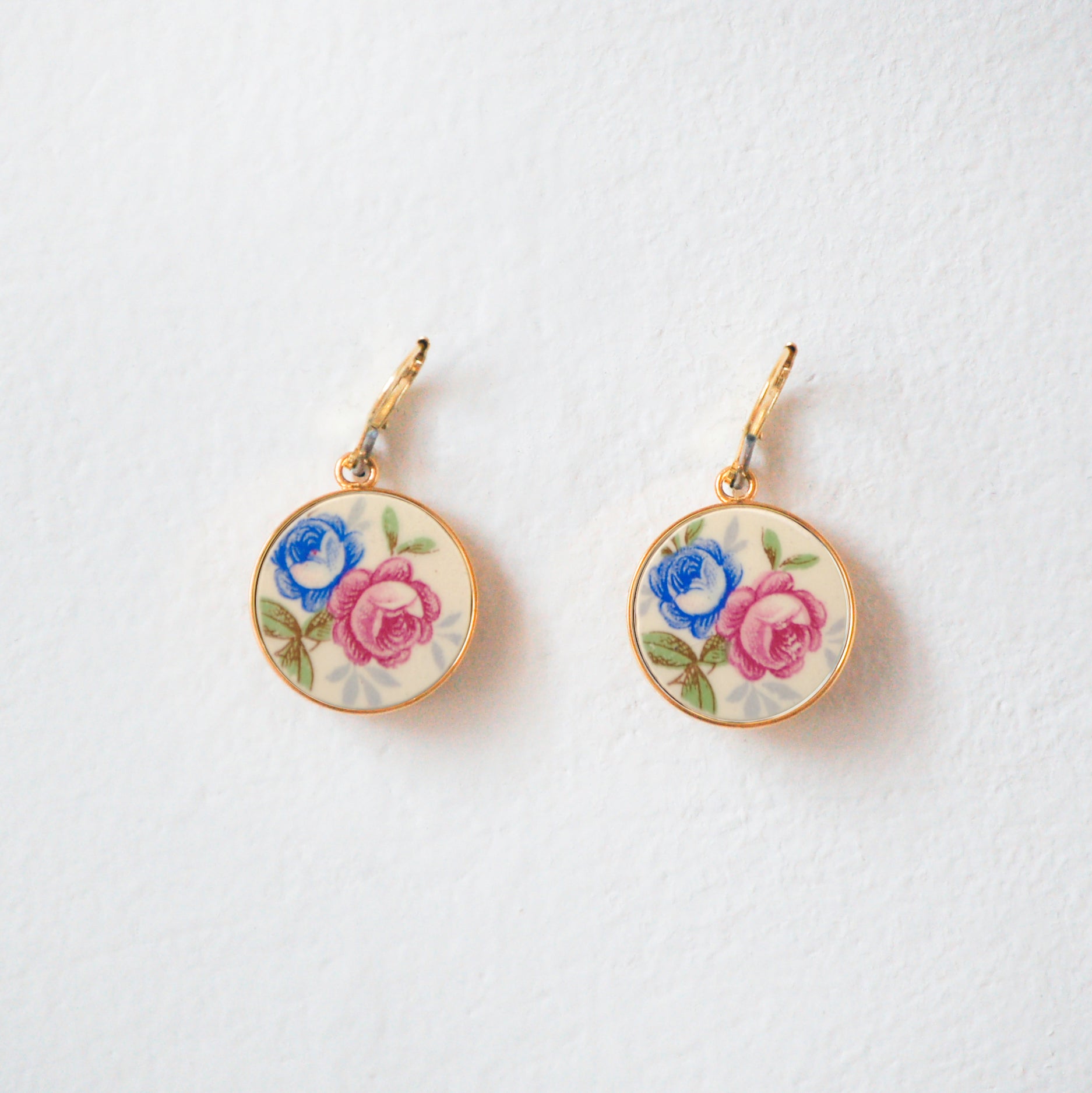 Boucles d'oreilles "Fleurs bleues et roses", finition or