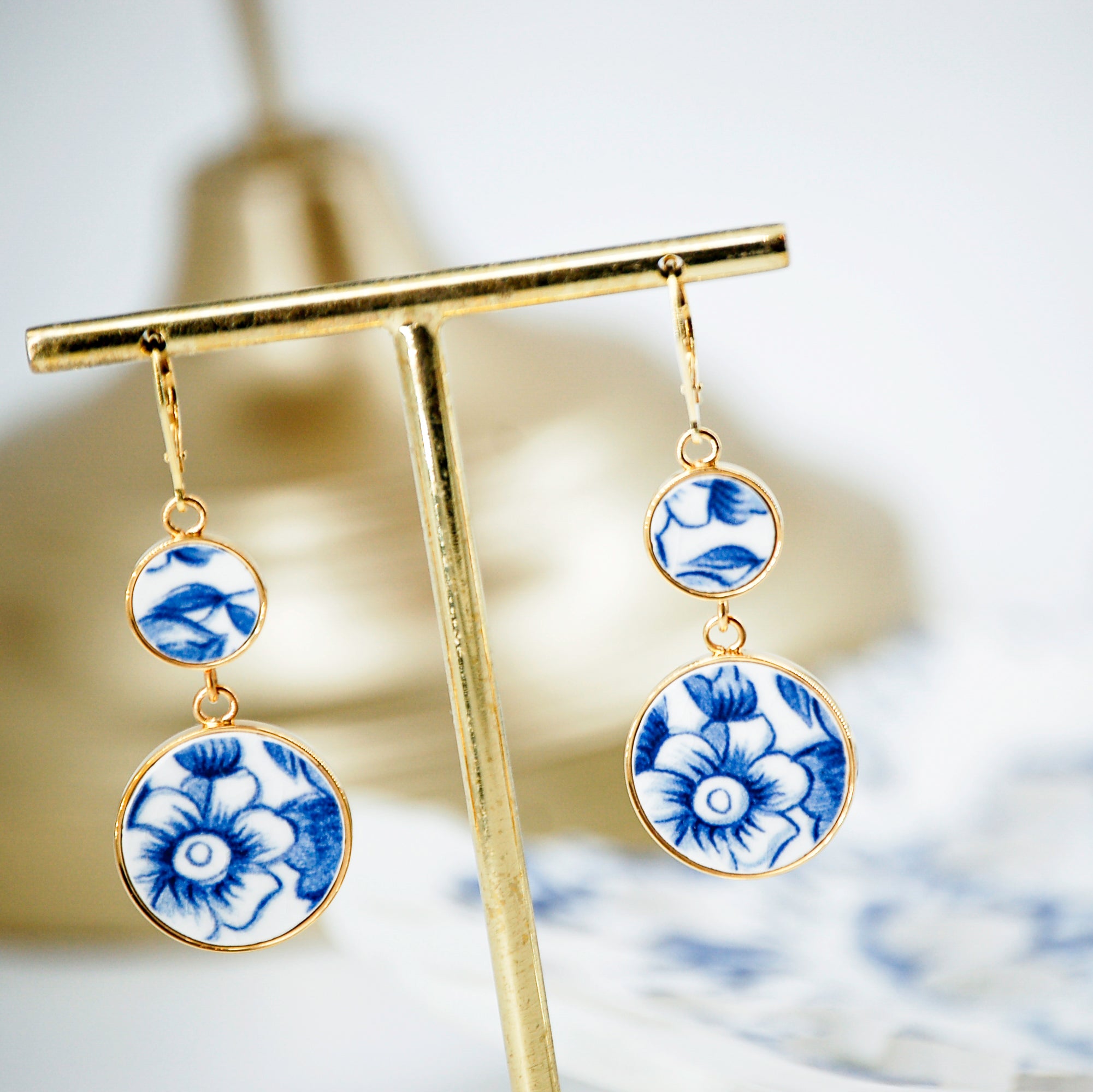 Boucles d'oreilles "Fleurs et petit feuillage bleu", finition or