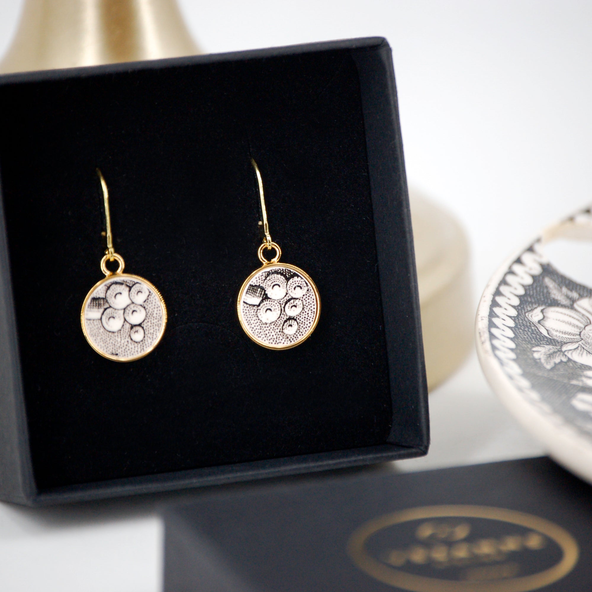 Boucles d'oreilles "Composition entre réalisme et abstraction", finition or