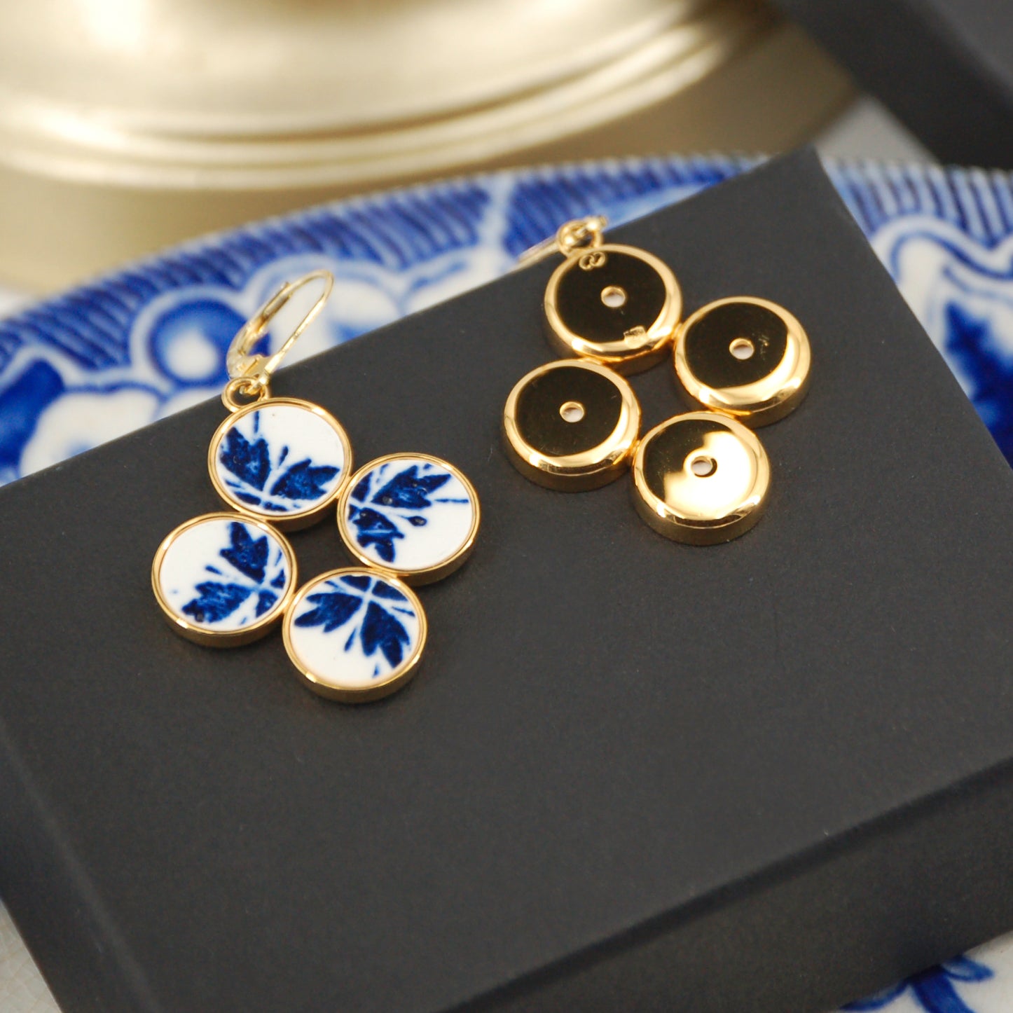 Boucles d'oreilles "Fleurs bleues", finition or