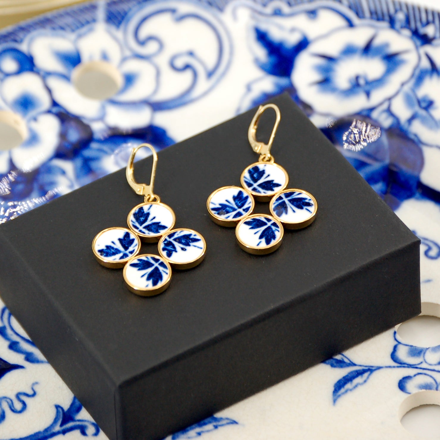 Boucles d'oreilles "Fleurs bleues", finition or