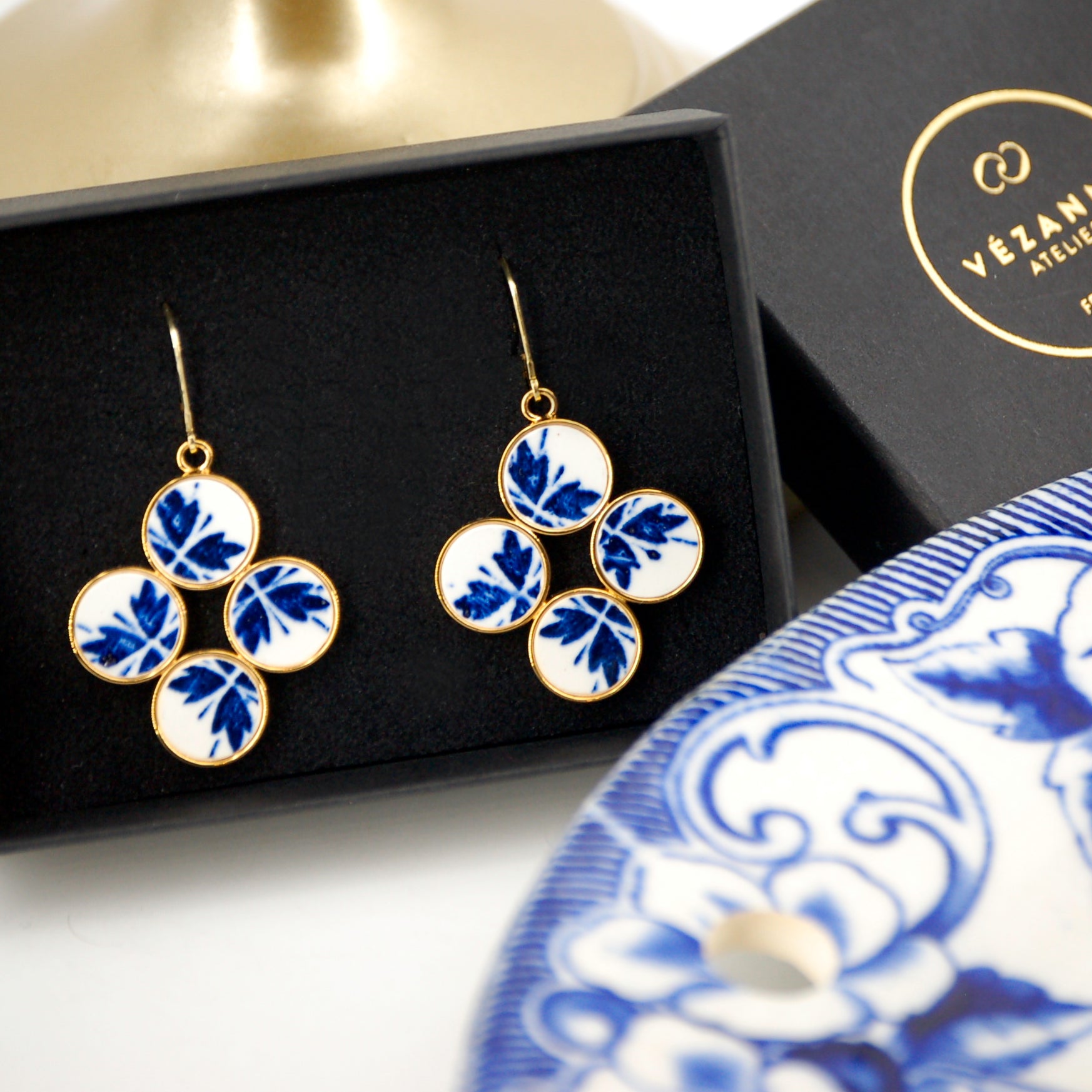 Boucles d'oreilles "Fleurs bleues", finition or