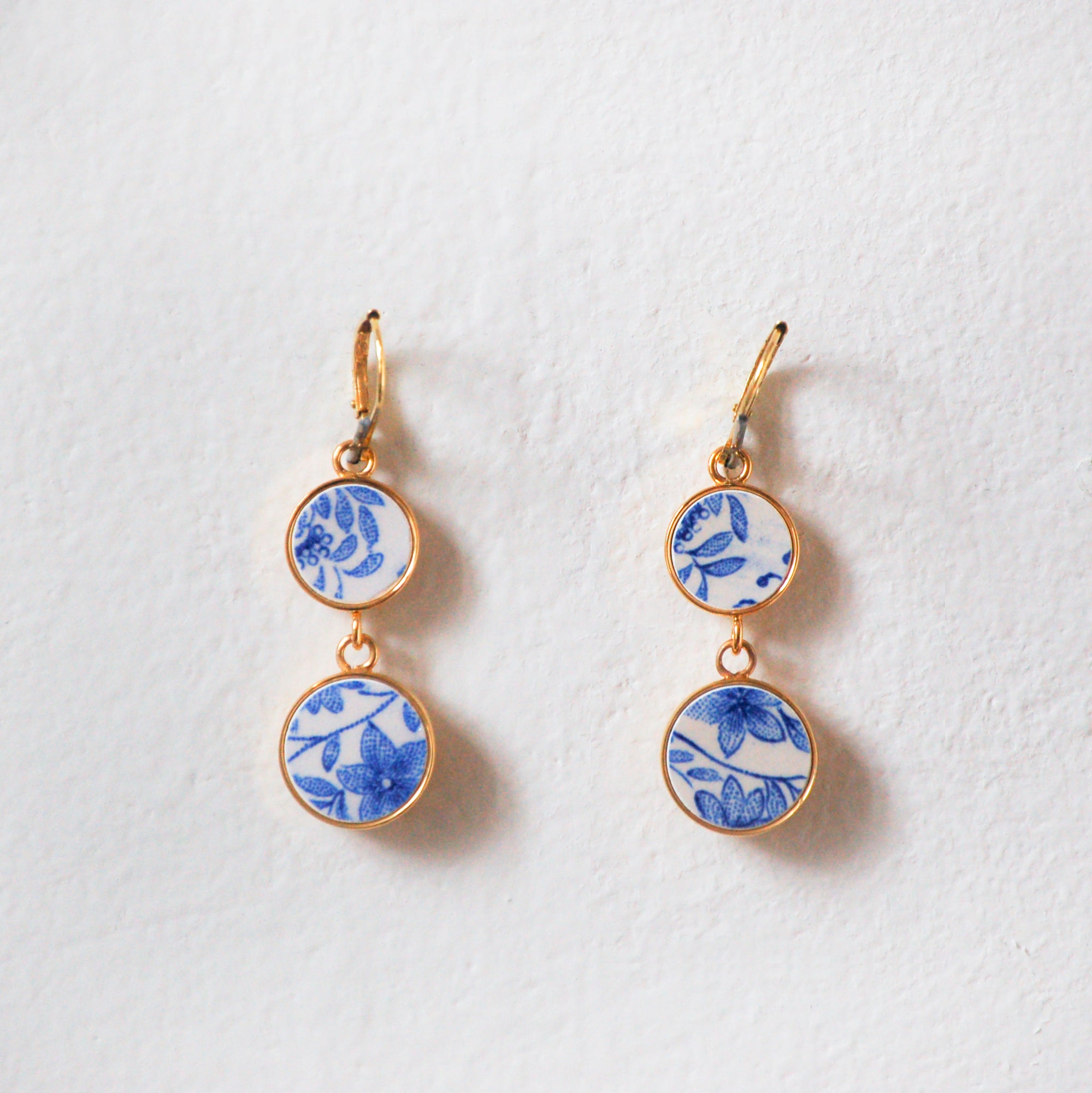 Boucles d'oreilles "Délicates fleurs bleues", finition or