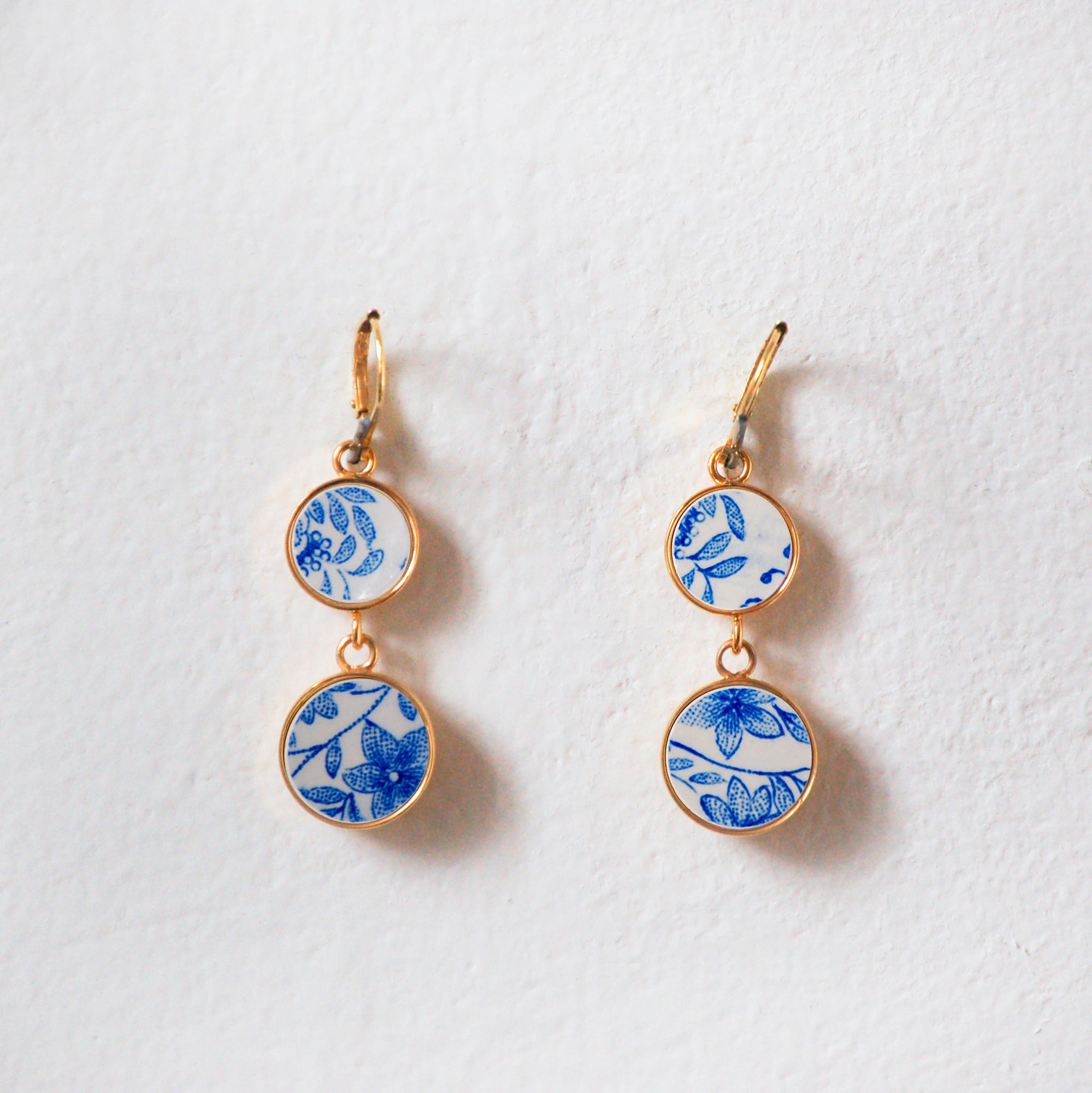 Boucles d'oreilles "Délicates fleurs bleues", finition or