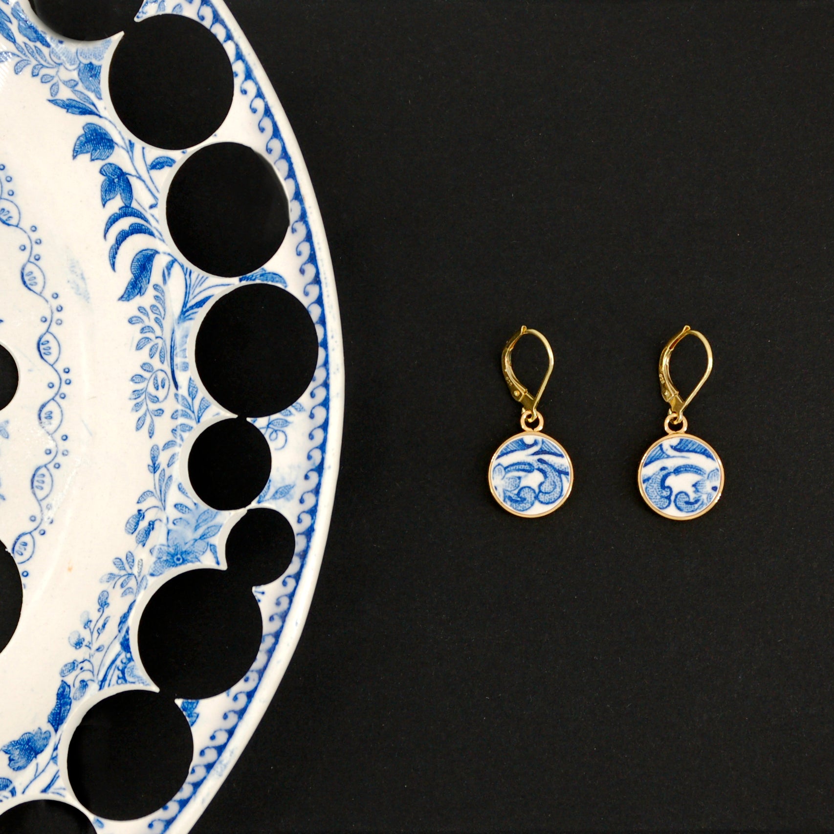 Boucles d'oreilles "Volutes bleues du 19ème siècle", finition or