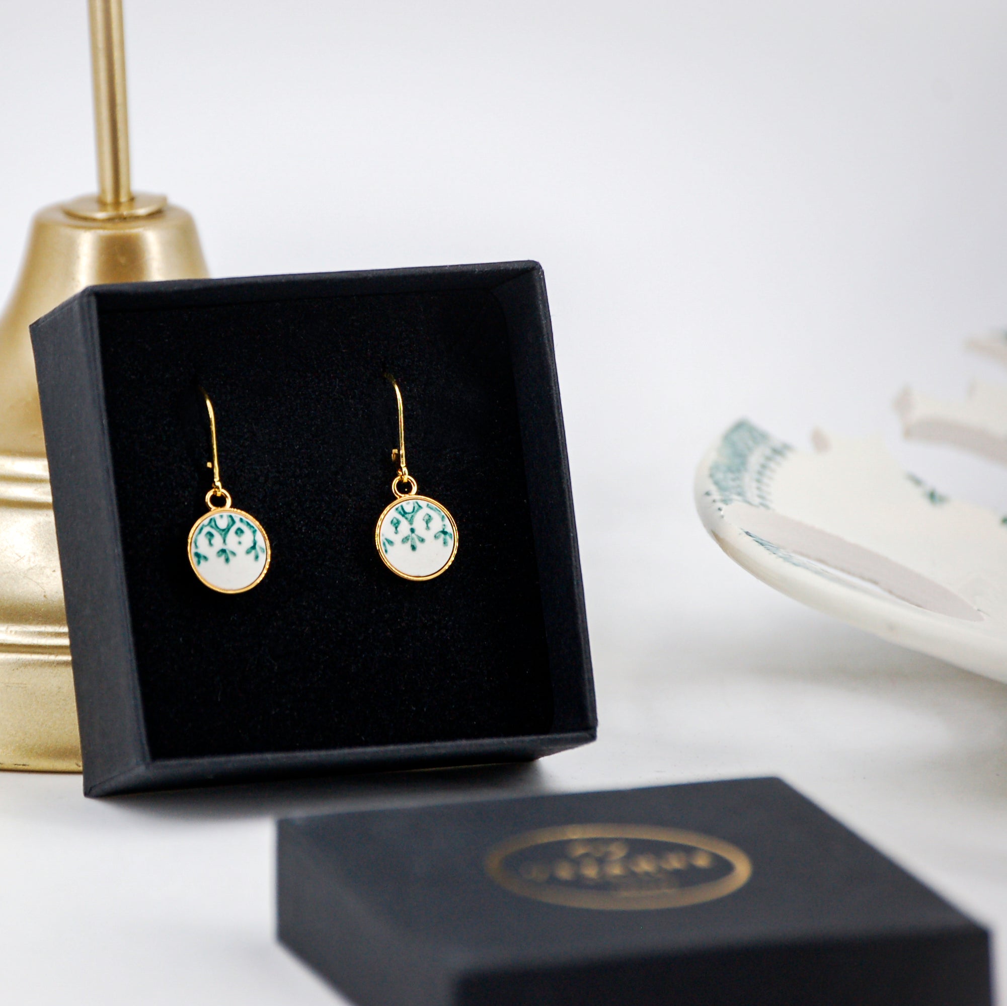 Boucles d'oreilles "Arabesques vertes", finition or