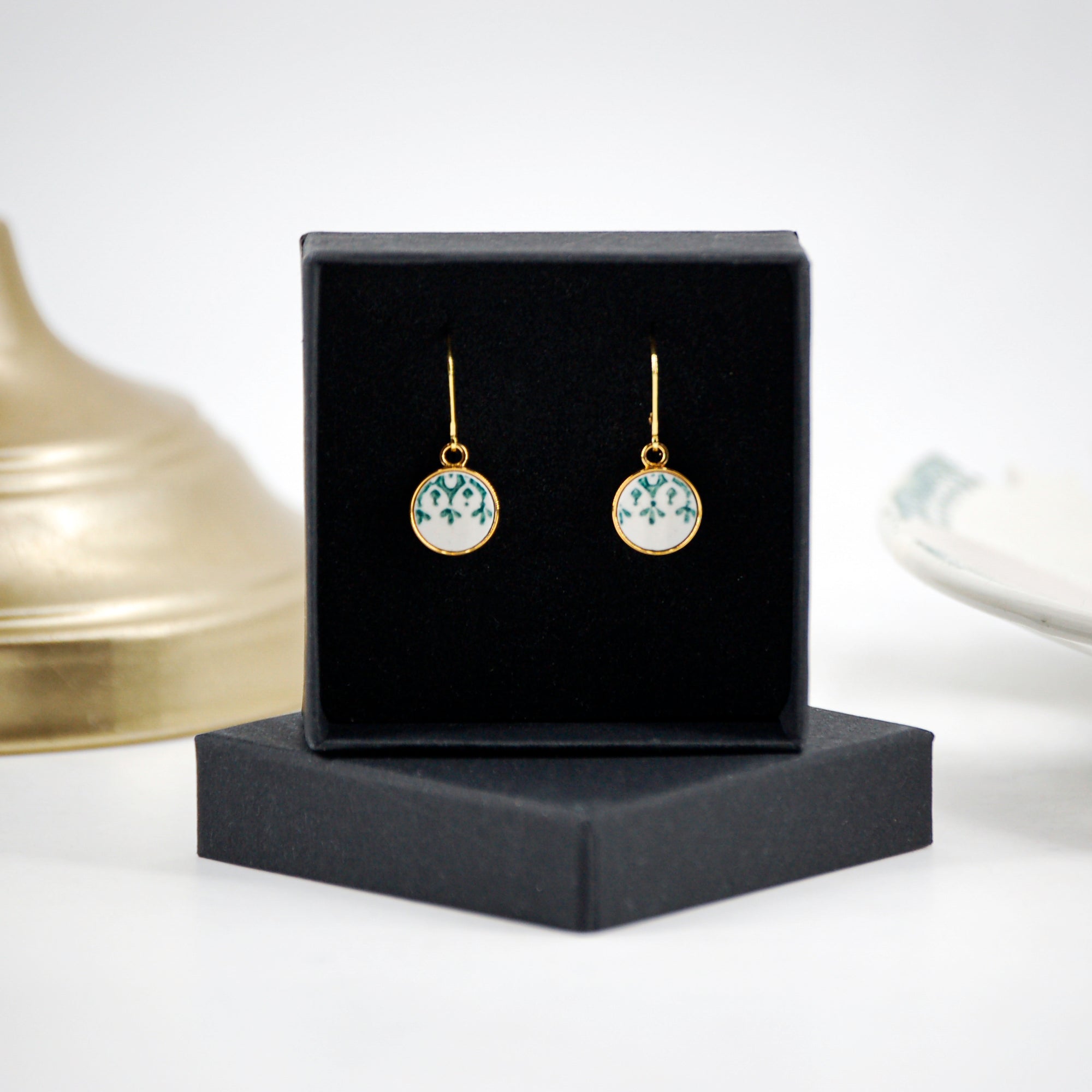 Boucles d'oreilles "Arabesques vertes", finition or