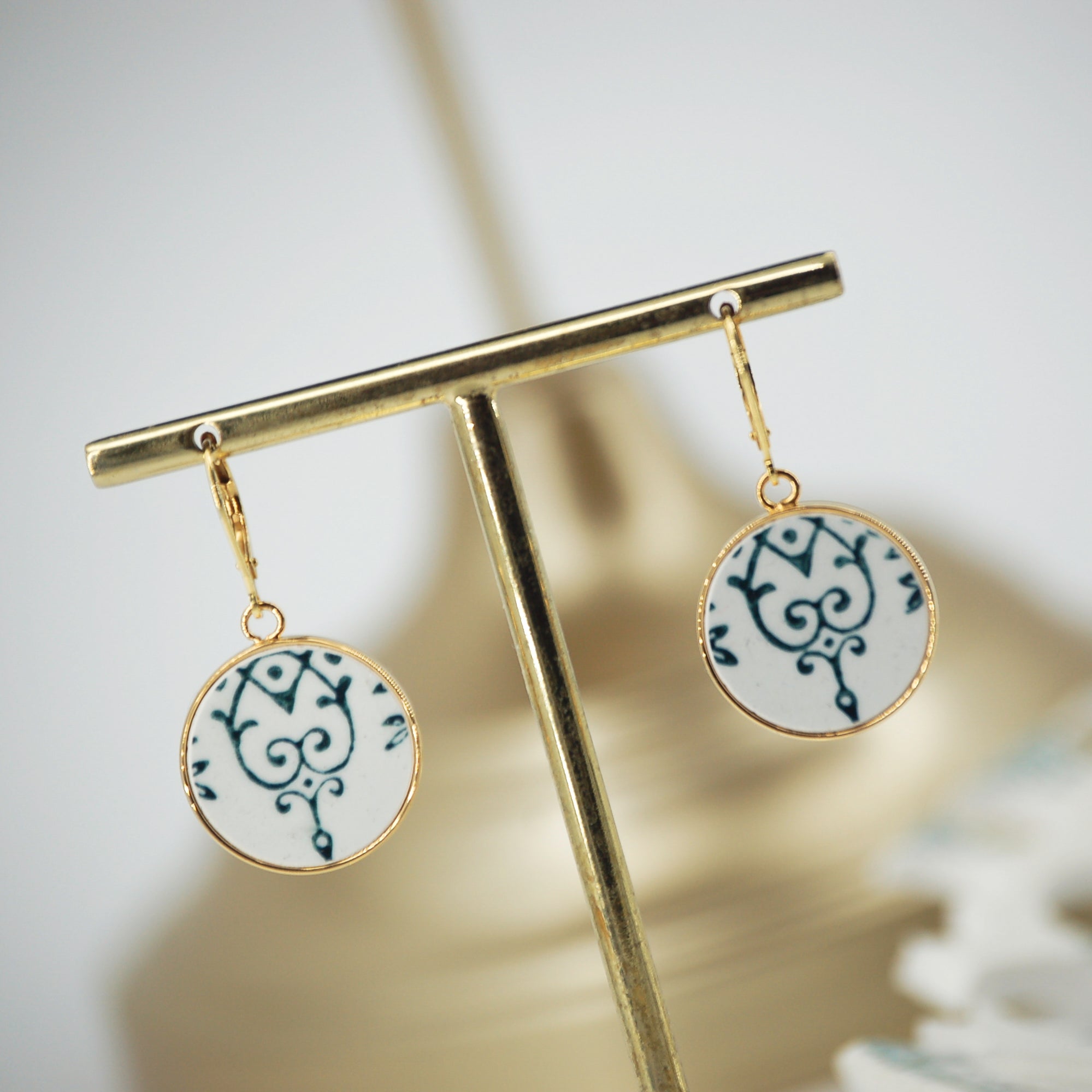 Boucles d'oreilles "Motifs graphiques d'arabesques", finition or