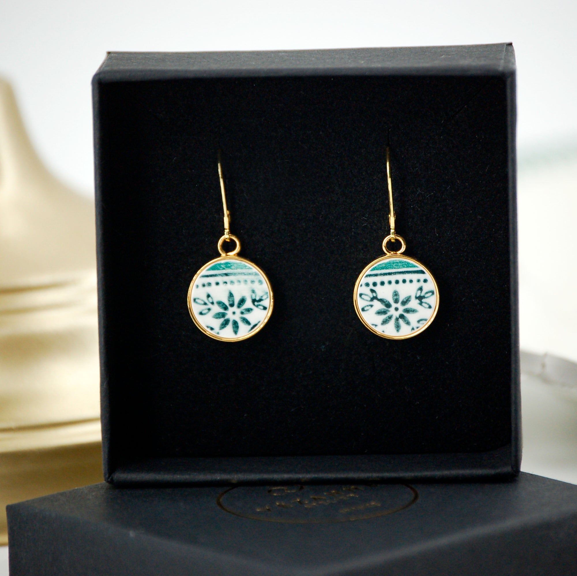 Boucles d'oreilles "Bas relief en nuances de vert", finition or