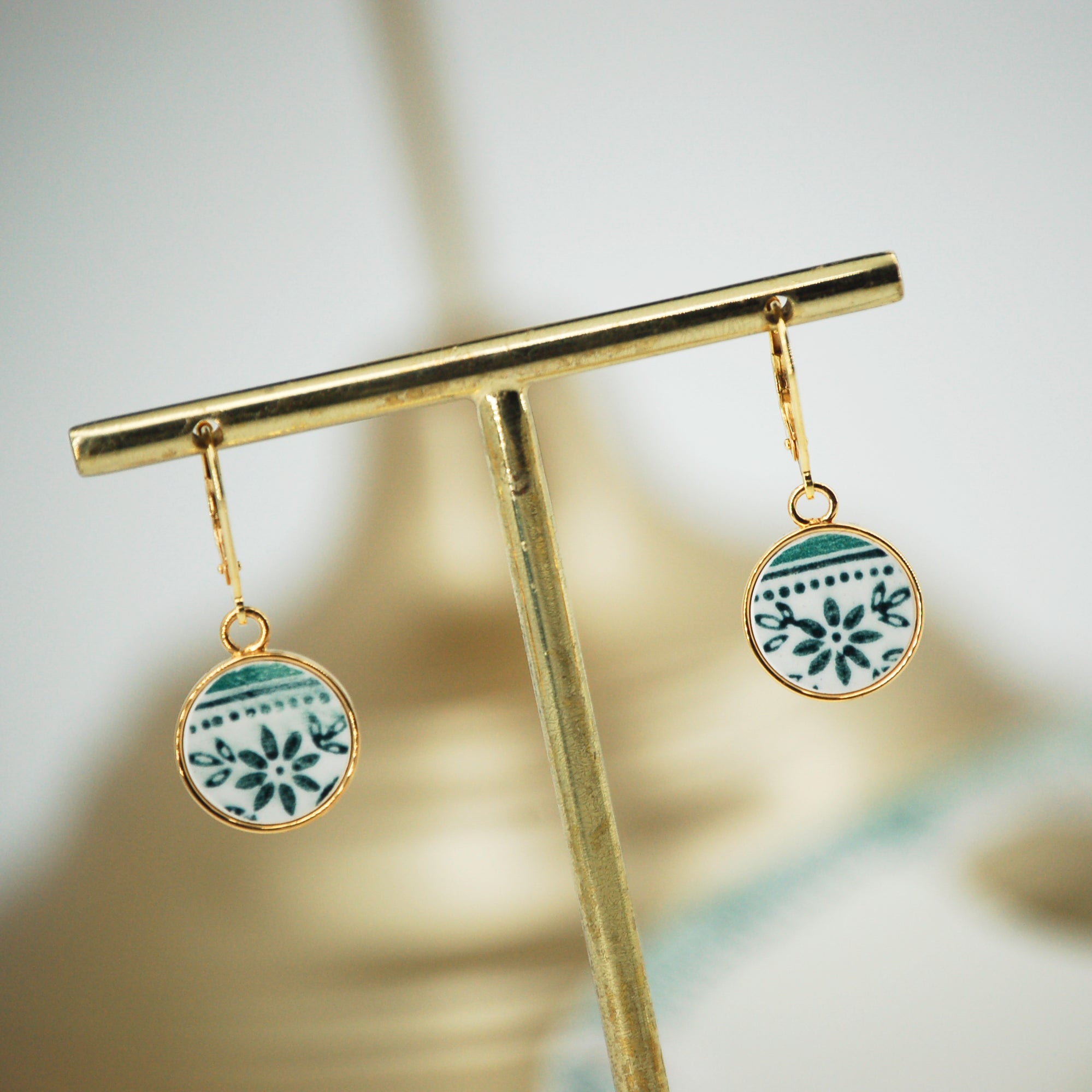 Boucles d'oreilles "Bas relief en nuances de vert", finition or