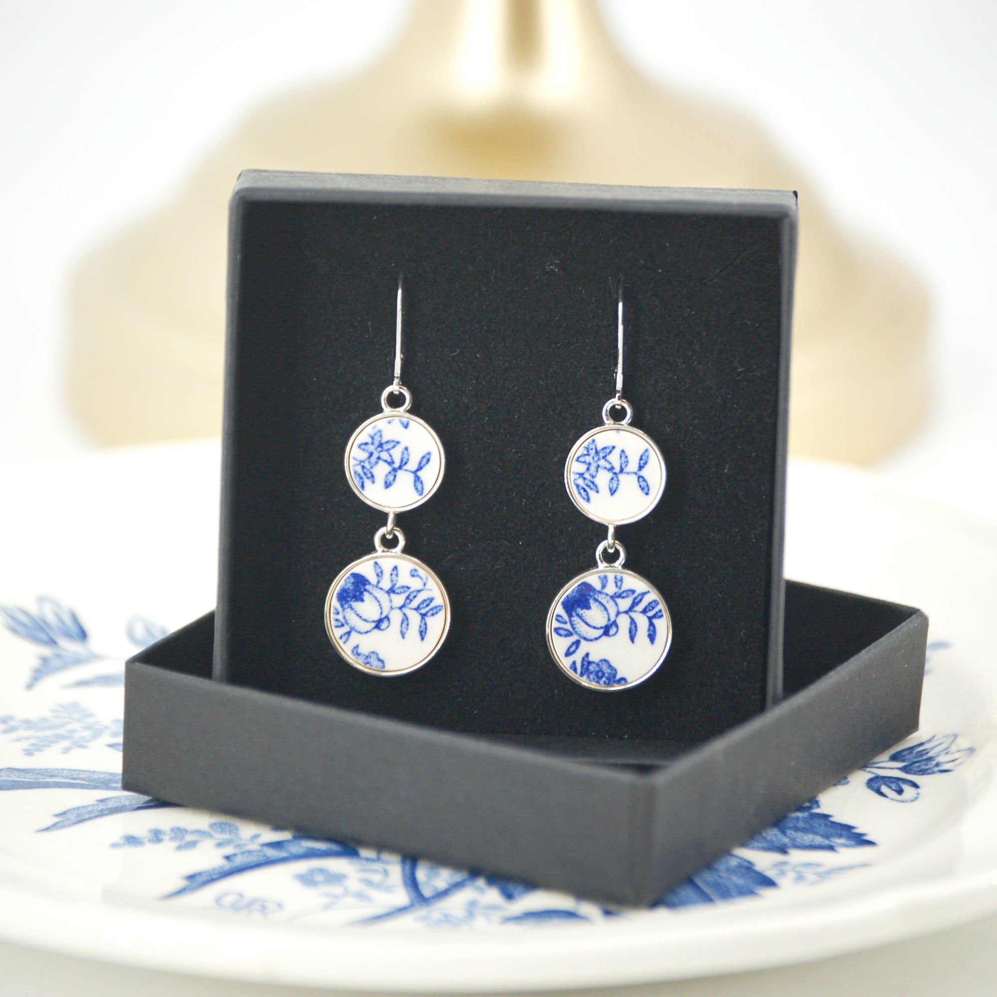 Boucles d'oreilles "Boutons et petites feuilles", finition argent.