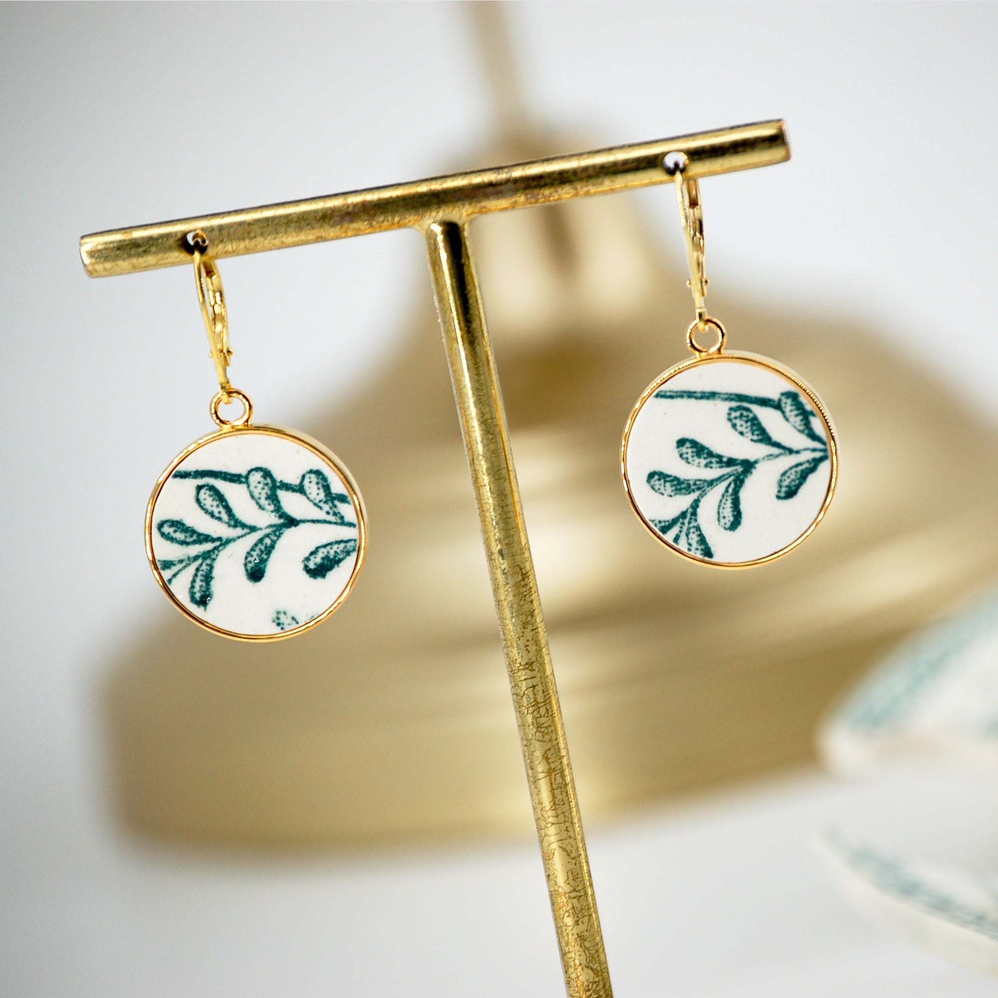 Boucles d'oreilles "Feuilles vertes", finition or