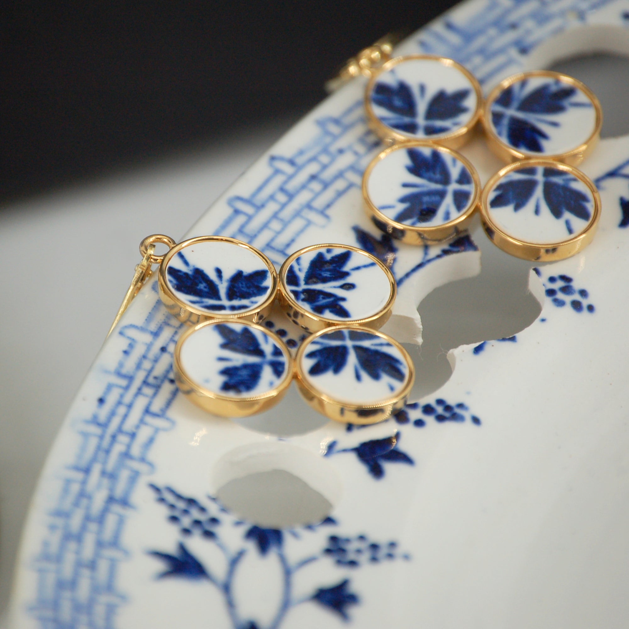 Boucles d'oreilles "Fleurs bleues", finition or