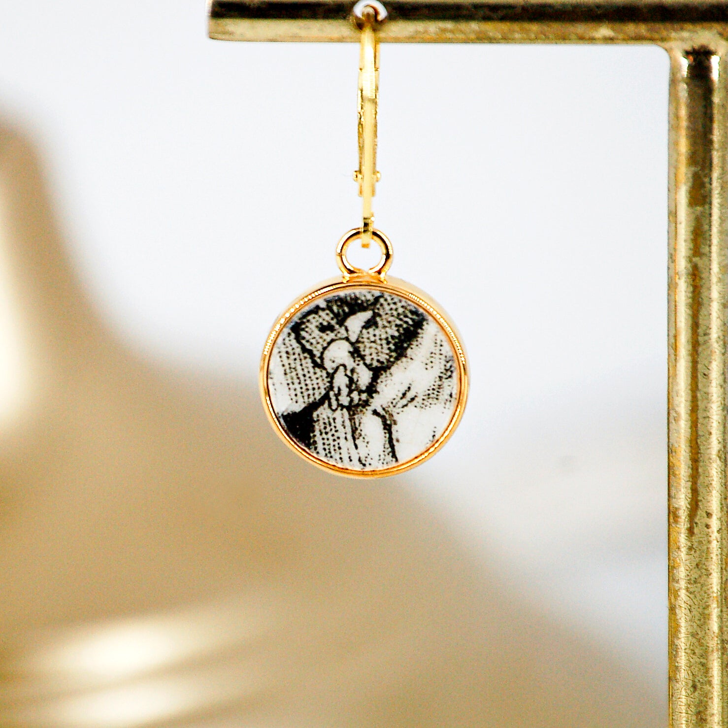 Boucles d'oreilles "De petites mains croisées", finition or