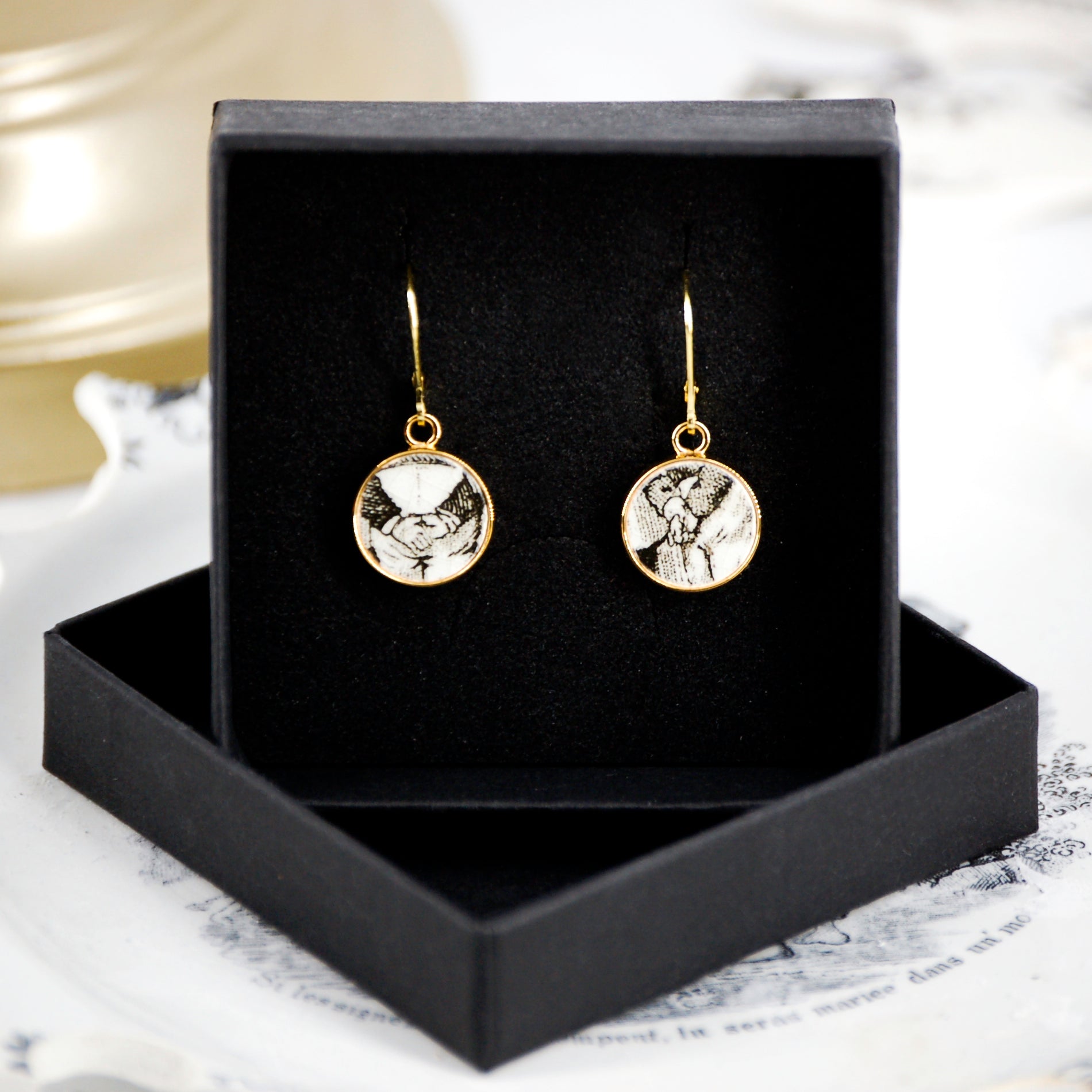 Boucles d'oreilles "De petites mains croisées", finition or