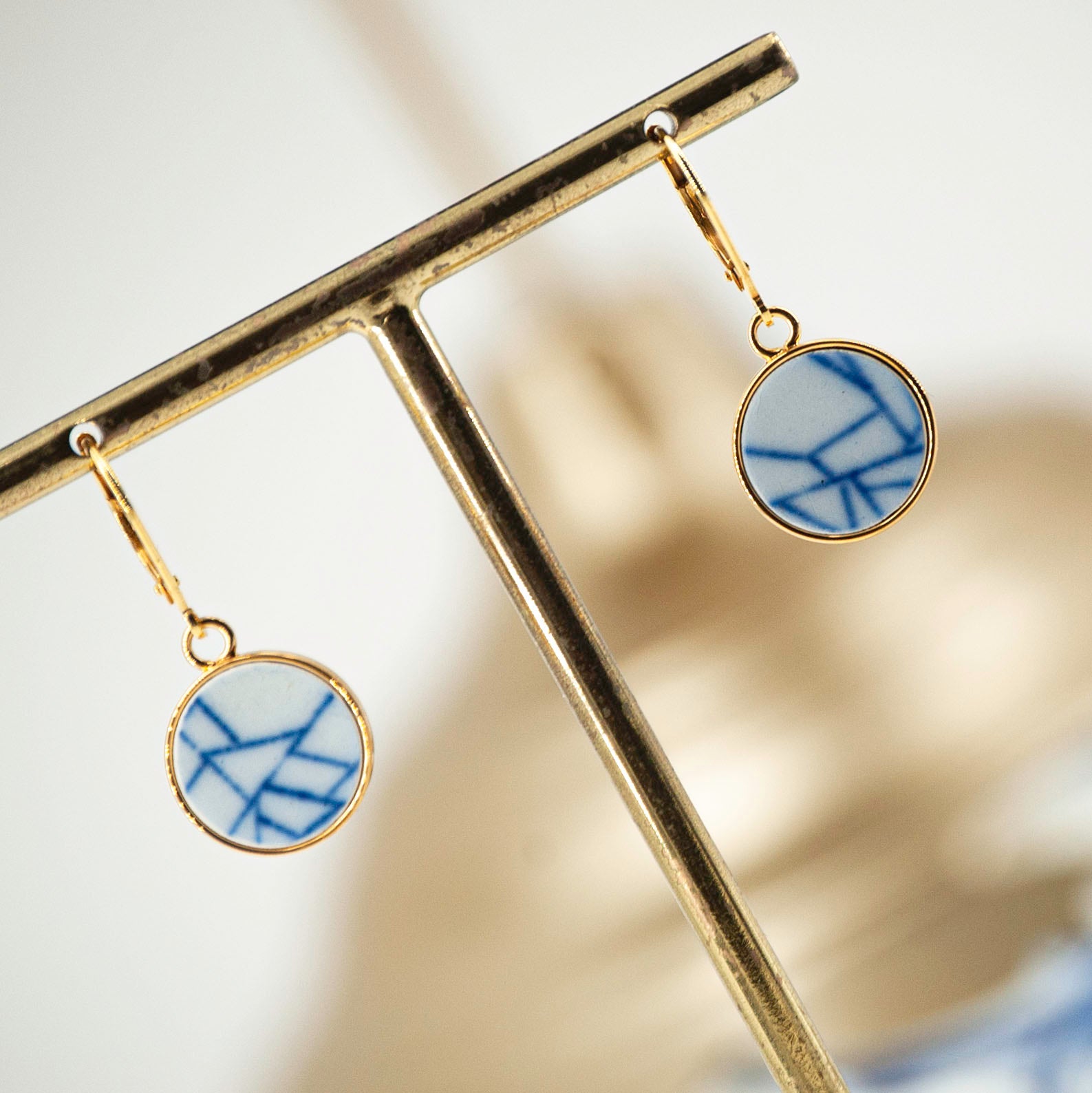 Boucles d'oreilles "Composition de lignes bleues", finition or