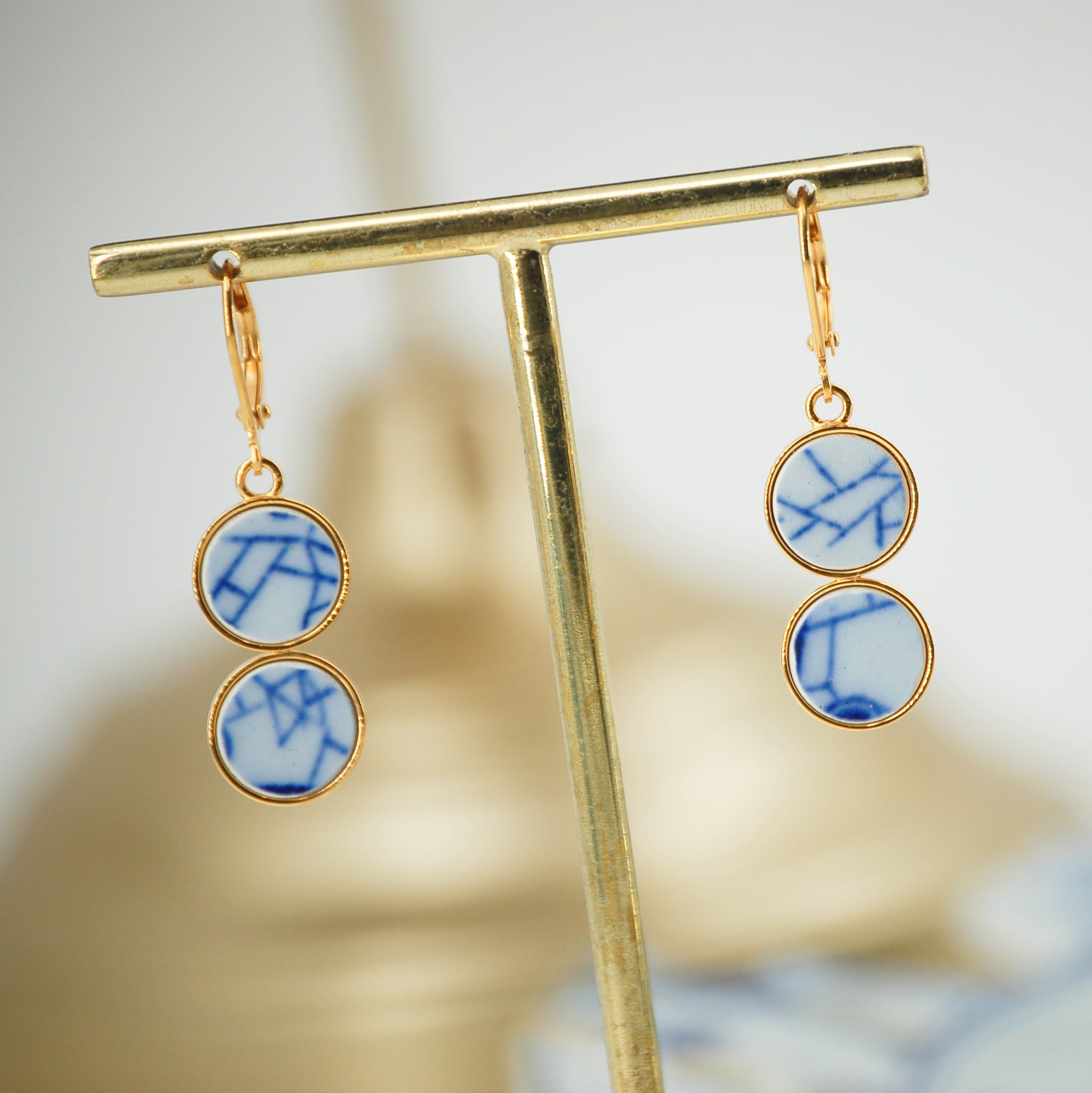 Boucles d'oreilles "Composition de lignes bleues", finition or