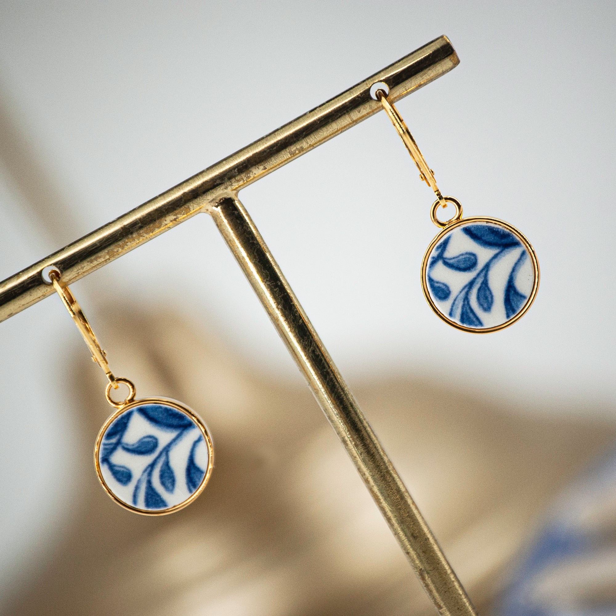 Boucles d'oreilles "Petites feuilles bleues", finition or