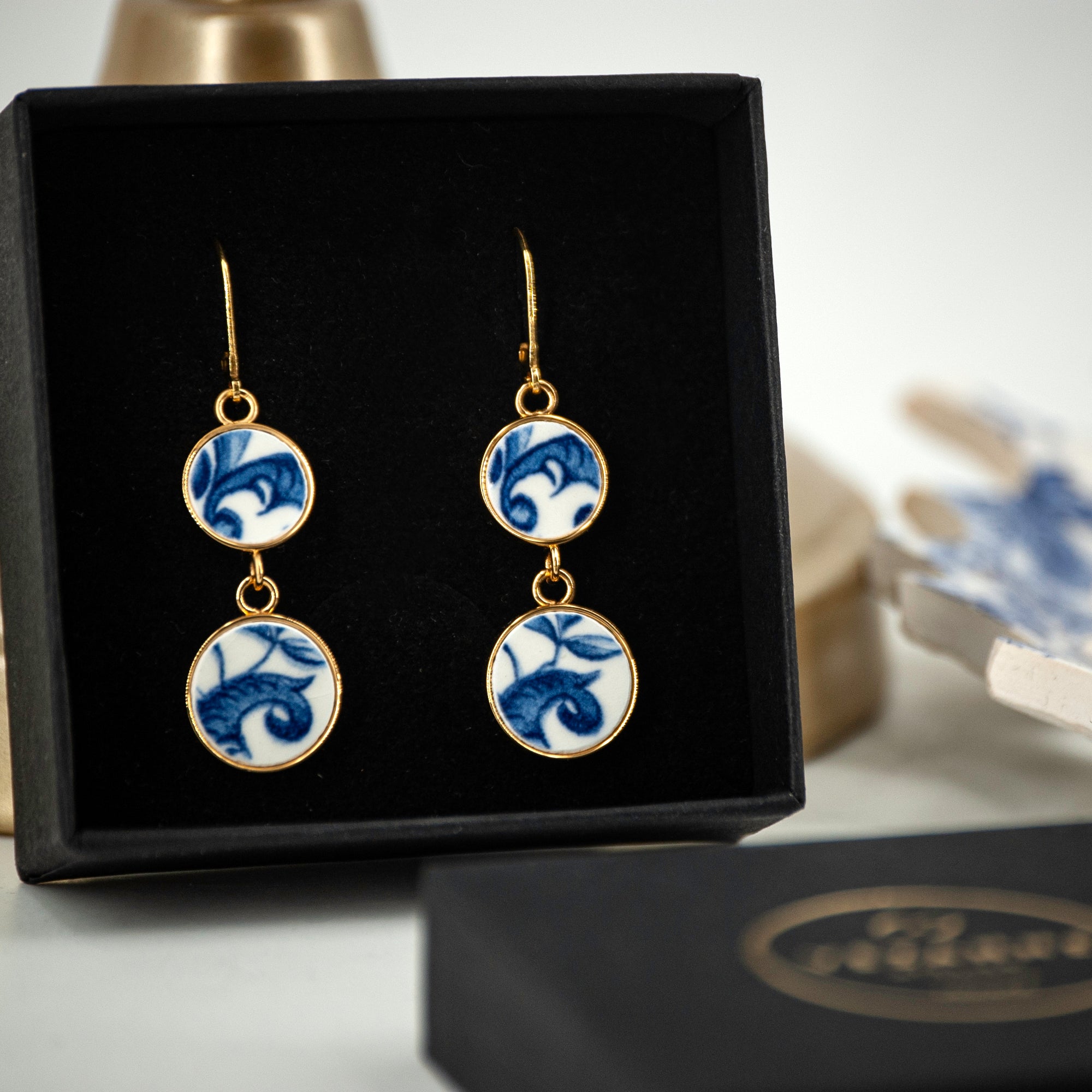 Boucles d'oreilles "Composition de volutes bleues", finition or