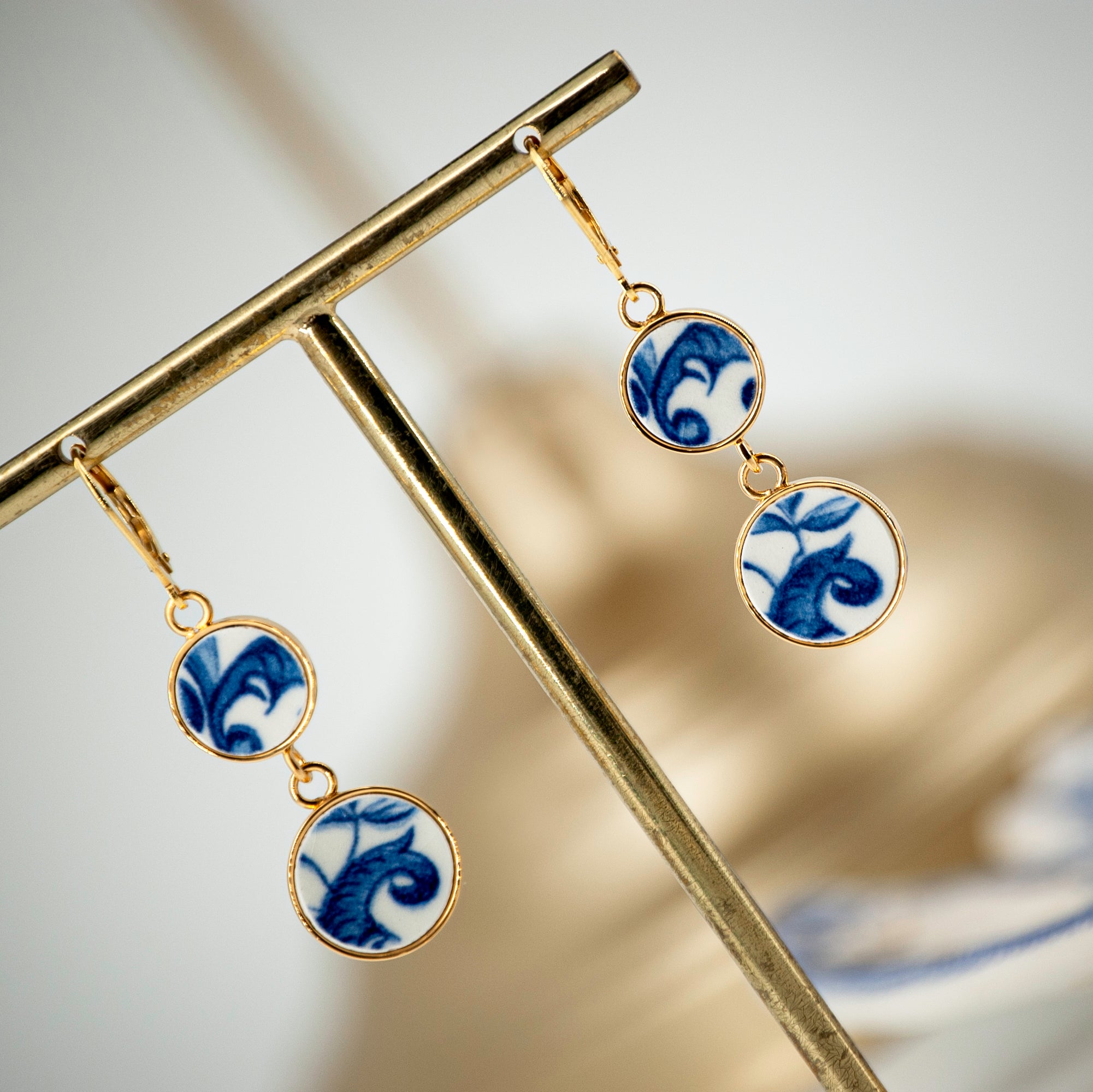 Boucles d'oreilles "Composition de volutes bleues", finition or