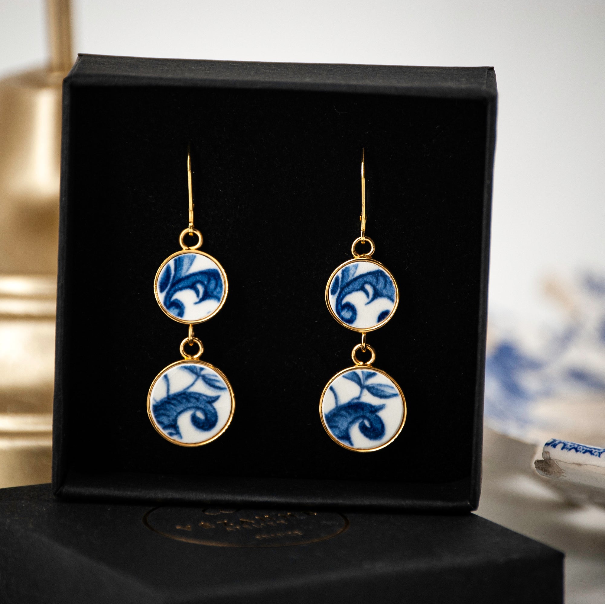 Boucles d'oreilles "Composition de volutes bleues", finition or