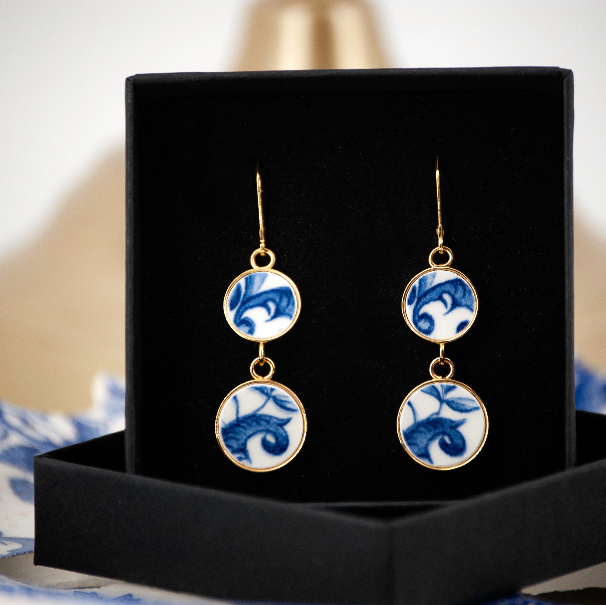 Boucles d'oreilles "Composition de volutes bleues", finition or