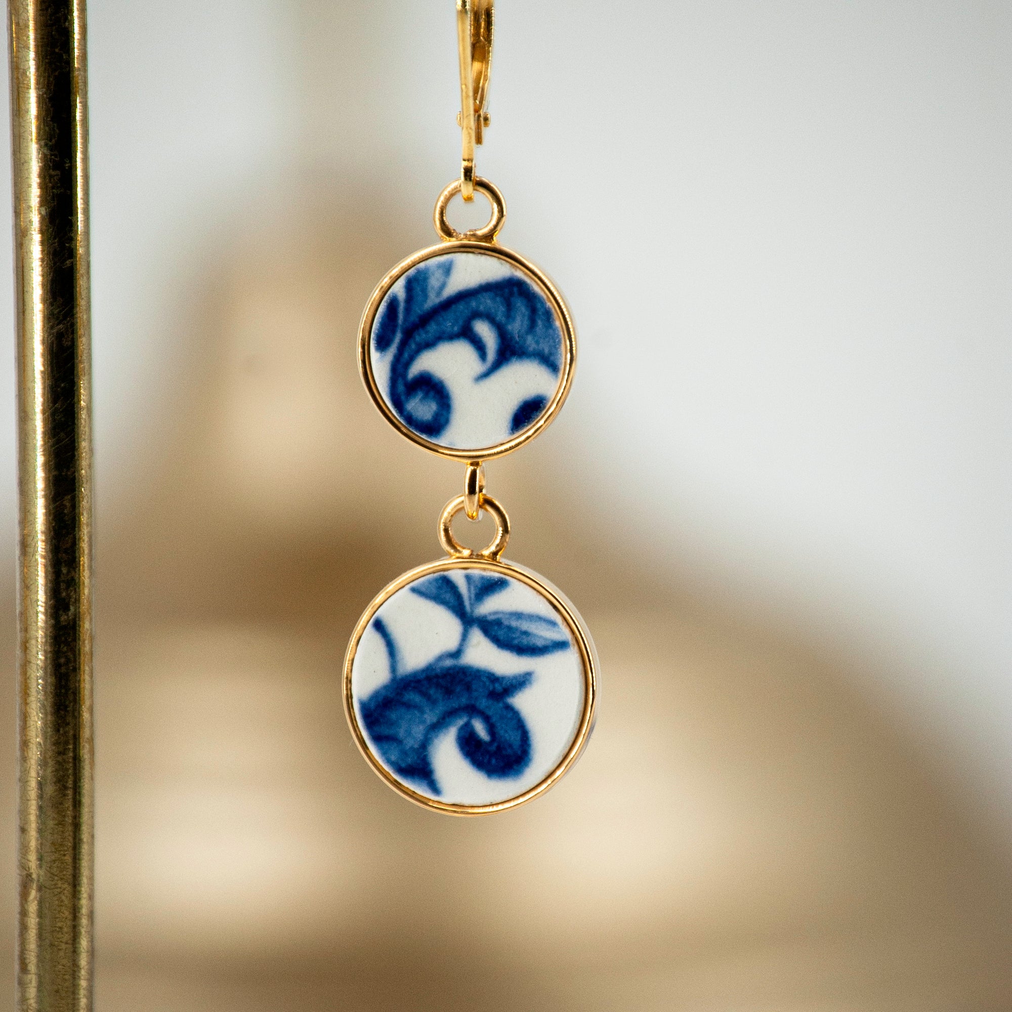 Boucles d'oreilles "Composition de volutes bleues", finition or