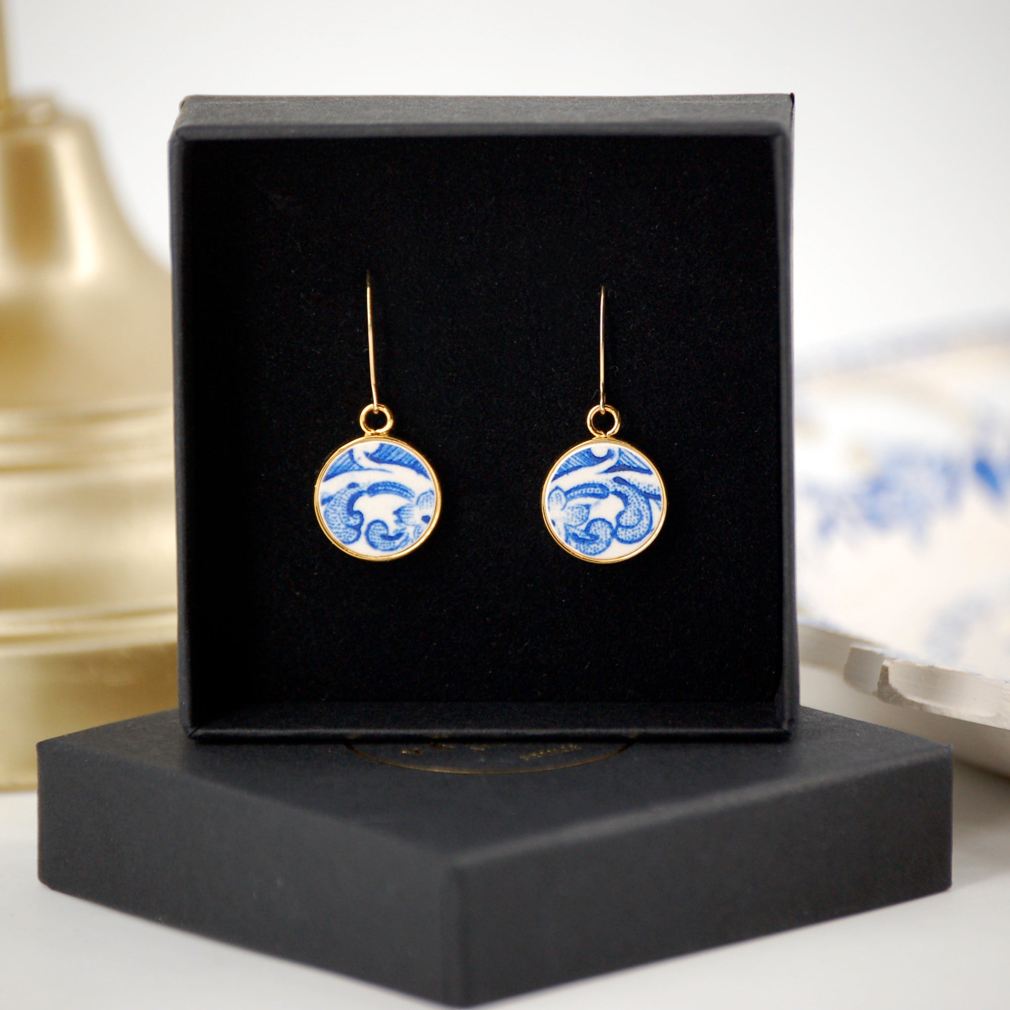 Boucles d'oreilles "Volutes bleues du 19ème siècle", finition or
