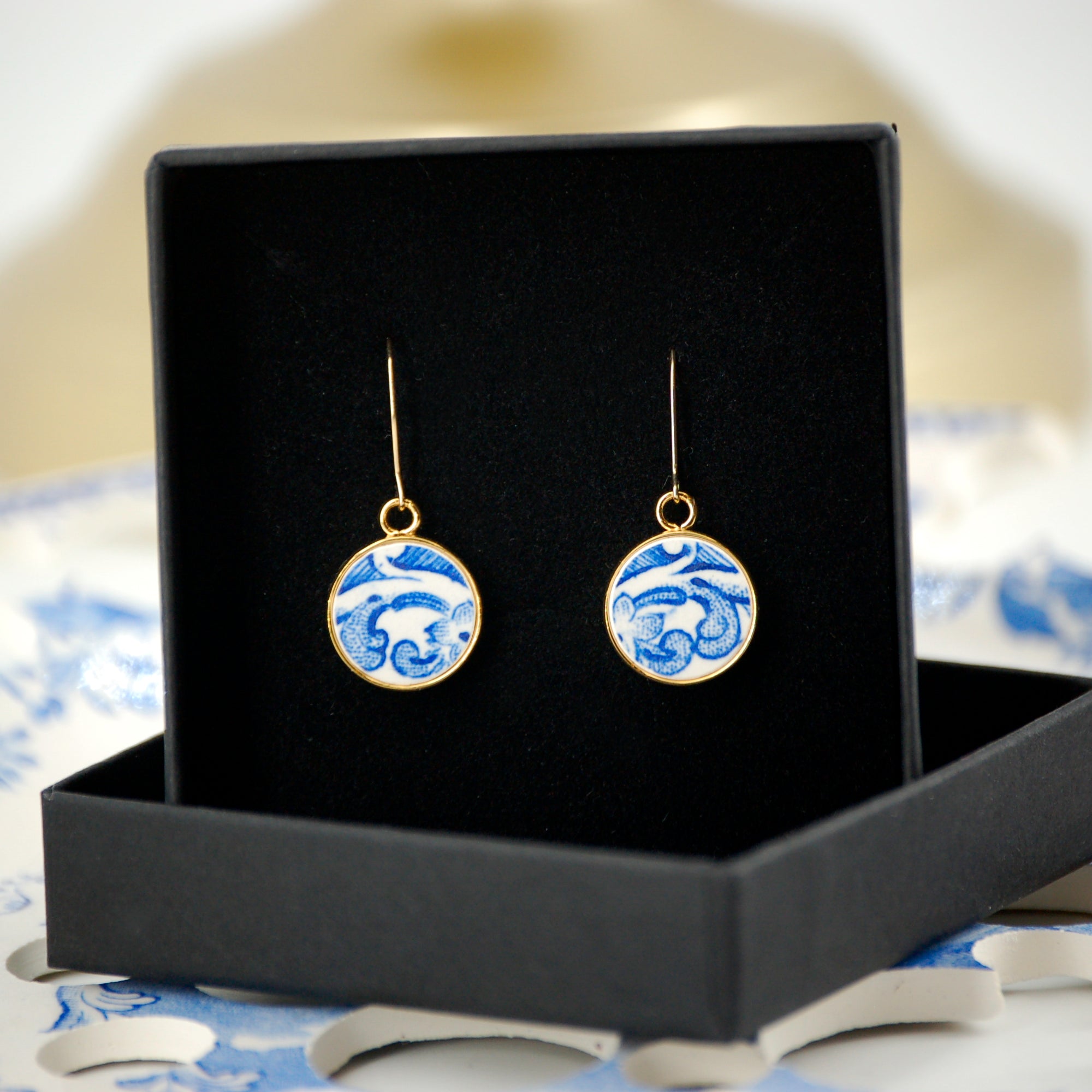 Boucles d'oreilles "Volutes bleues du 19ème siècle", finition or