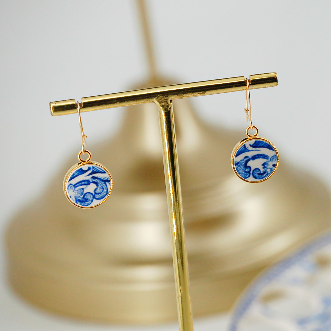Boucles d'oreilles "Volutes bleues du 19ème siècle", finition or