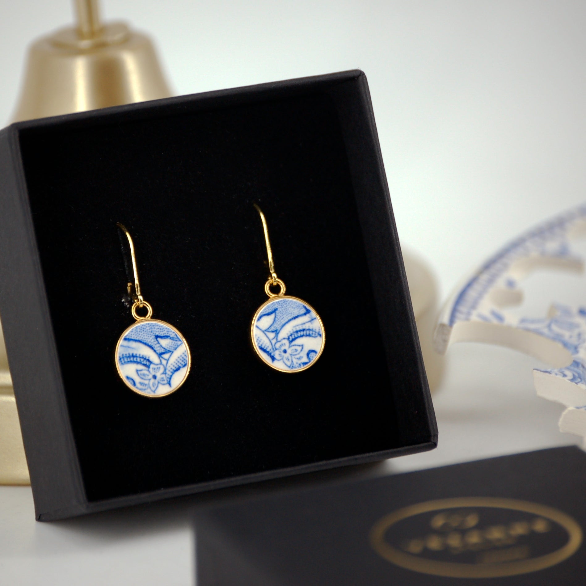 Boucles d'oreilles "Petites fleurs et volutes bleues", finition or